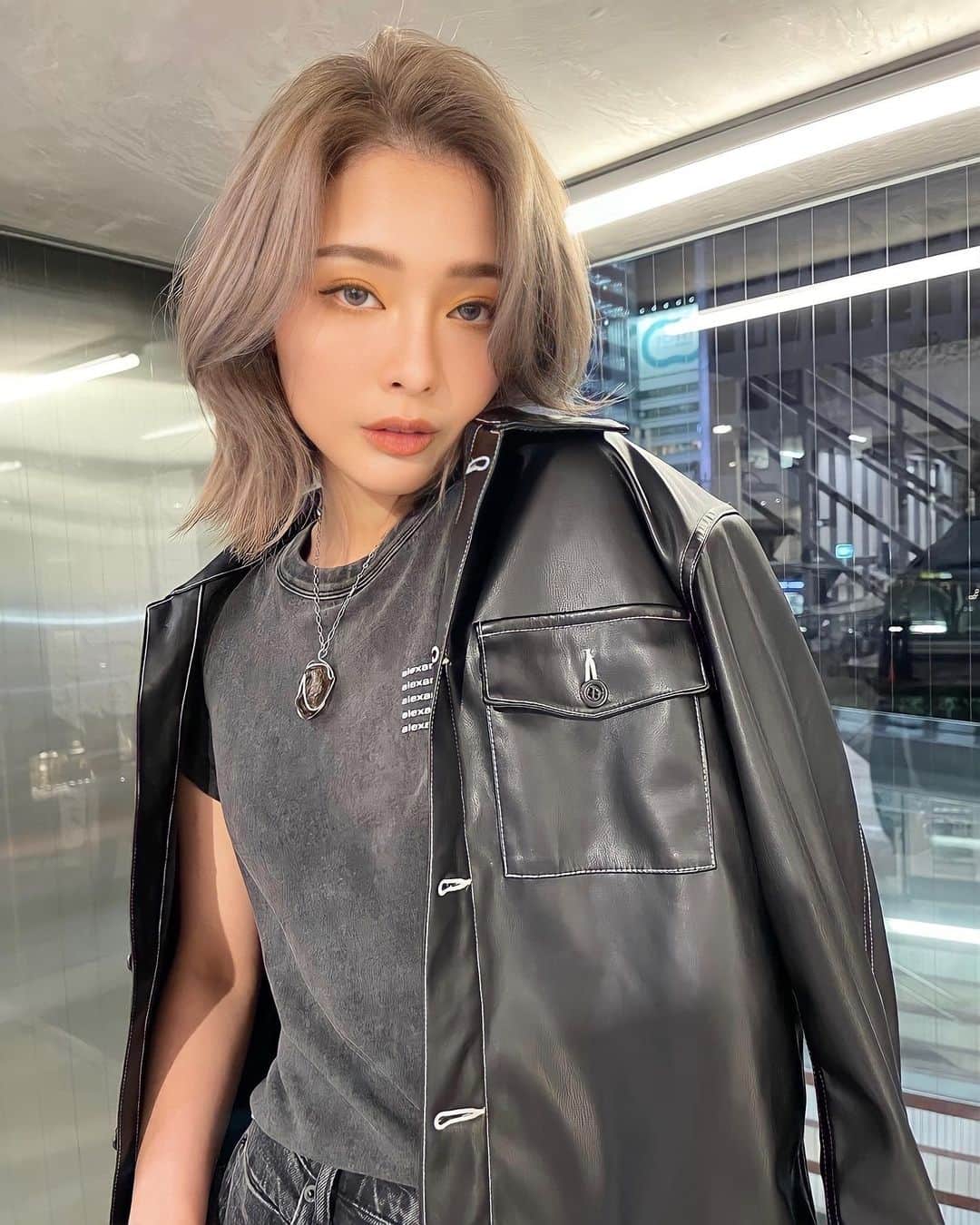 のインスタグラム：「new hair🤍  @taiga_kirihigashi  @shima_official_account   ▫️Wang Hong Layer Bob ▪️Bleach on Vanilla Greige ▫️1~2bleach  HITAトリートメントもして、 ハイブリーチ毛も収まりやすくなったよ🤲✨  カットベースは変えていないけど、 カラーを変えただけで、韓流アイドルみたいな イケメンになった自分にビックリした🫶笑  #SHIMA #hairbytaiga」