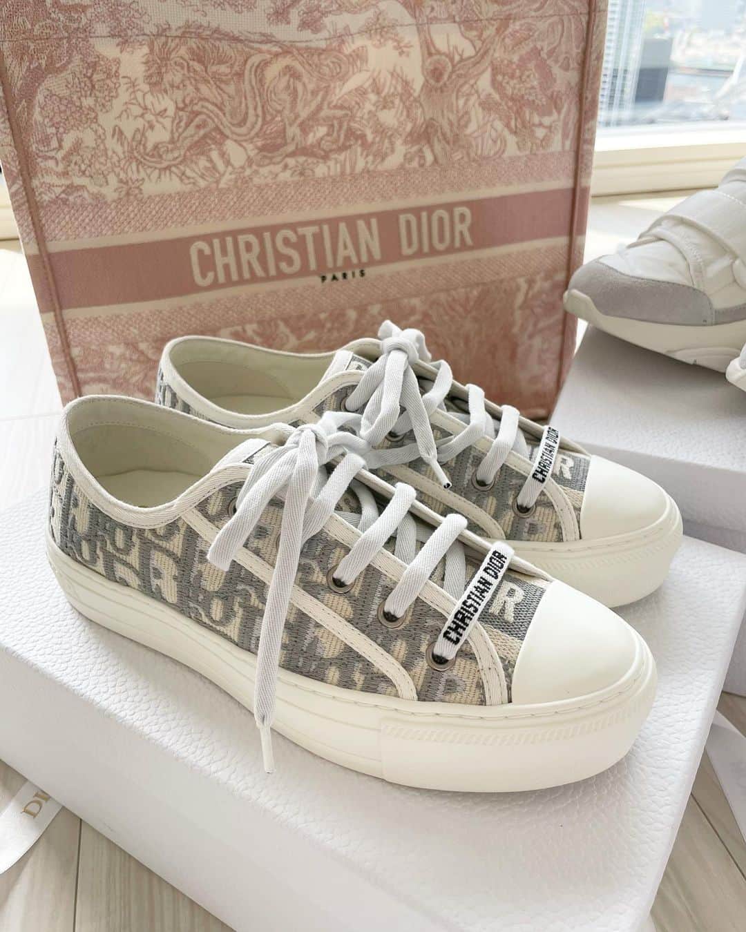 松山英礼奈さんのインスタグラム写真 - (松山英礼奈Instagram)「可愛い🤍 沢山履く👟💓  #whiteday  #dior #shoes  #👟」4月13日 18時45分 - hiiiiiiii0802