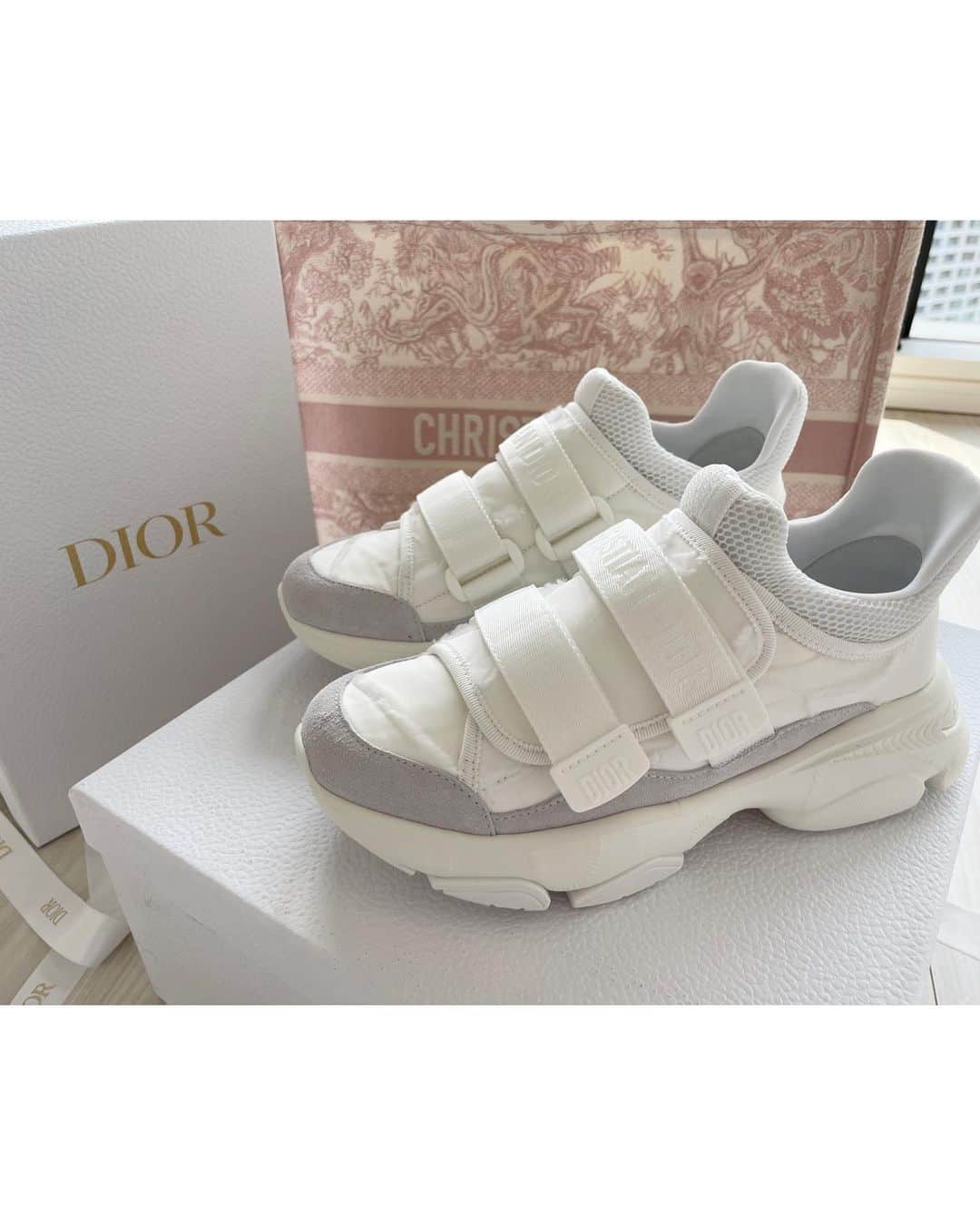 松山英礼奈さんのインスタグラム写真 - (松山英礼奈Instagram)「可愛い🤍 沢山履く👟💓  #whiteday  #dior #shoes  #👟」4月13日 18時45分 - hiiiiiiii0802