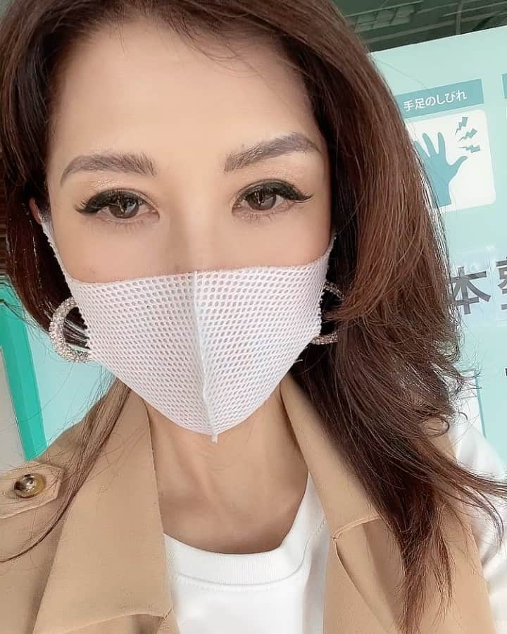 のインスタグラム：「☠️ ☠️ ☠️ 今日はね、 ガッツリスクワットを 久しぶりやろうと 思ってたら なんか腰に違和感🥶 こんなときに 限ってなんだよー😂  慌てて 行きつけの ライフタイムズ @lifetimeskumamoto  にきたら 店休日。ぴえん🥺  サクッと 鍼灸してもらって 腰の骨整えて もらいたかったのにー🥲  鍼灸保険も 使えるようになったので 気楽にこれるし。  無料体験してみたら いいかも。 スッキリするし なにより ケガが減った⤴️⤴️⤴️🏋️  たくさんの方 お待ちしてます！  てわたしが😂😂  #熊本整骨院 #熊本鍼灸治療院  #熊本腰痛改善 #熊本骨盤矯正」