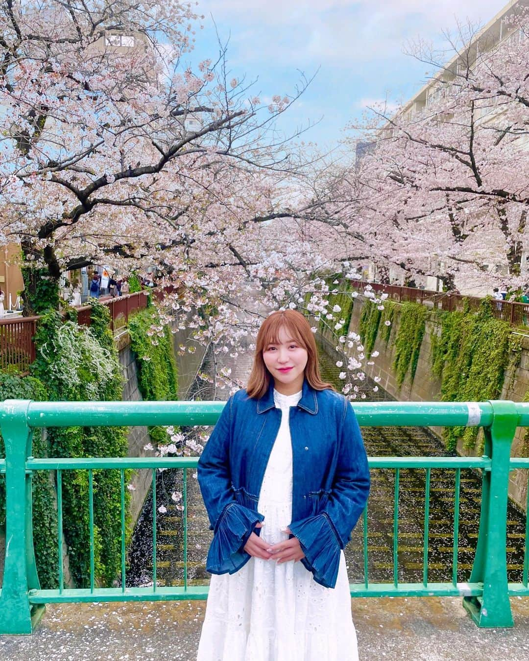 河西智美のインスタグラム：「あっという間に桜の季節もおわり 最近はぽかぽかですね🐣☀️  元々冷え性なんですが妊娠してからは めちゃくちゃ暑がりになって 今日とうとう冷房つけ始めちゃいました😂💦  まだまだここから暑くなっていくと思うと… 真夏の妊婦さんはとっても大変ですね🥵  最近は少し歩くとすぐ息切れしたり 腰が痛ーくなったり、、、 胎動の激しさや息苦しさで 夜まとまって眠れなかったり マイナートラブル？が増えてきましたが 赤ちゃんがすくすく大きくなってる証拠だ♡と思うと、辛さより嬉しさが溢れてニヤニヤしてしまいます😂変かな？笑  早く逢いたいなぁ💗  でも、あと少しママのお腹の中で 一緒に過ごそうね🌸  来年は一緒に桜を見れるのかな😌🤍  なんて思いながら 相変わらず元気いっぱいに過ごしています🌷💚  YouTubeでも、来月くらいからは 出産準備系の動画が増えてしまうかもしれませんが、、、 できる限りギリギリまでYouTube含めSNSも頑張っていきます🙏✨  無理し過ぎず楽しみながら💗  今しかない瞬間をシェアしていくので お付き合いよろしくお願いします🫶🏻✨」