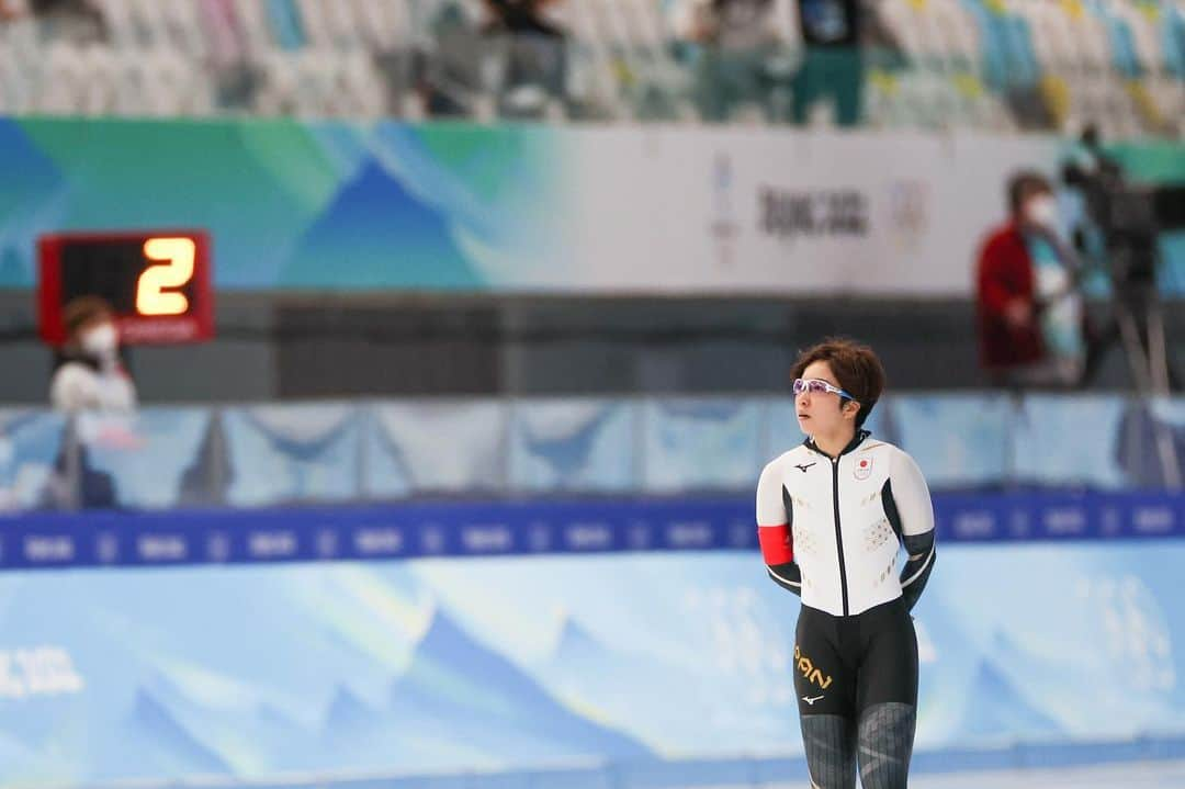 小平奈緒のインスタグラム：「報道でもあった通り、今年10月の全日本距離別選手権大会の500mを、スケート競技人生のラストレースとすることを決意いたしました。  身体が限界だったわけでも、心が擦り減ってしまったわけでもありません。  むしろ、生まれ持った身体を上手に使えるようになったり、嬉しいことも試されるような事も震える程に心を動かしてこれたなぁと、そんな喜びで満たされて行くような日々を送ることができました。  スケートというスポーツを通じて、こんなに密度の濃い時間を過ごせているのも、出逢いにとても恵まれていたからだと思います。 名前を出し始めたらきりがないので、どこかで直接お会いできた時に、きちんと感謝の気持ちを伝えたいです😊  オランダで昔のチームメイトやコーチに、この事を呟いた時「その500mのために、夏のトレーニングをするの？」と、とても驚かれました。 私は当然のように「そうだよ。」（え、私何かおかしいことしようとしてる？）と言いました😅 どうやら、私は皆んなが思う「辛い夏場のトレーニング」を何年も面白くやってきたようです。これからその夏場のトレーニングが始まります。 スケート人生で初めてゴールを決めたので、どんな心境でスケートと向き合えるのか楽しみです。  時は待ってはくれないし、時は戻ってもくれない。 だけど、時は待ち望むことができるし、時は進めることもできる。  自分の人生だから、自分に与えられた時間だから、思う存分使っていきます🙌  Photo by AFLO SPORT  写真：アフロスポーツ  #スピードスケート #Support #相沢病院 #信州大学 #OAKLEY #2XU #JA全農長野 #Mazda #甲信マツダ #アフロスポーツ #aflosport」