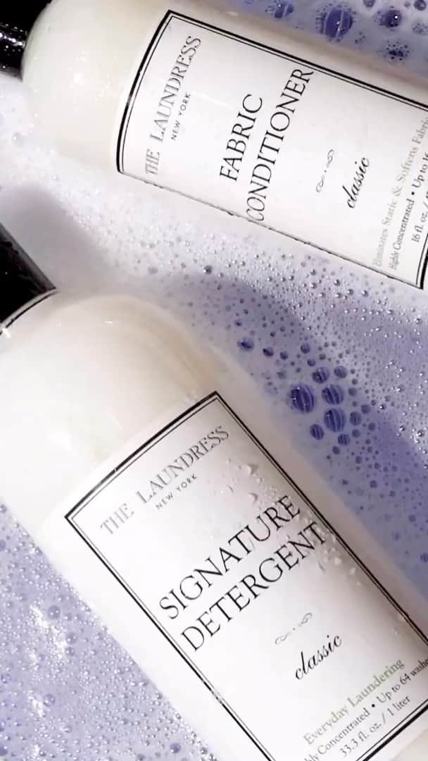 THE LAUNDRESS JPのインスタグラム：「日々のお洗たくも大切に！  毎日のお洗濯にはClassicの香りの洗剤がおすすめです◎  植物由来の成分で出来た洗剤だから、環境にもお洋服にもやさしくて安全です✨  種類に迷ったら、まずこの香りがおススメです😌🍀  シグネチャーデタージェント Classic 1L  ¥3,850(税込) ファブリックコンディショナー Classic 475ml  ¥3,080(税込)  #thelaundress #thelaundressjp  #ランドレス #ザランドレス #laundry  #クリーニング #ランドリー #手洗い  #洗濯 #洗濯日和 #家事 #シミ抜き #洗剤 #柔軟剤 #ファブリック #スプレー  #丁寧な暮らし #シンプルな暮らし #シンプル #モノトーン #晴れの日 #QOL #お洒落好きな人と繋がりたい #おうち時間 #ストレスフリー」