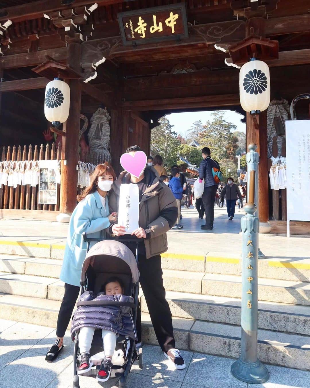 Mai Wakimizuのインスタグラム：「今日はご報告があります♡ この度お腹に第二子を授かり、ただいま妊娠7ヶ月になります♡息子の時に比べるとお腹の出が驚くほど早く、1ヶ月ぐらいスピードが早い。もうすでに苦しい毎日を過ごしています。笑 出産までの残り数ヶ月、マタニティ投稿が多くなるかと思いますがどうか温かくお付き合い下さると嬉しいです♡ 写真は妊娠5ヶ月の戌の日に中山寺へ安産祈願のお参りに行った時のもの。息子は最初から最後まで夢の中でした♡笑  #妊娠5ヶ月#戌の日#安産祈願#中山寺 #マタニティ#マタニティライフ#第二子」