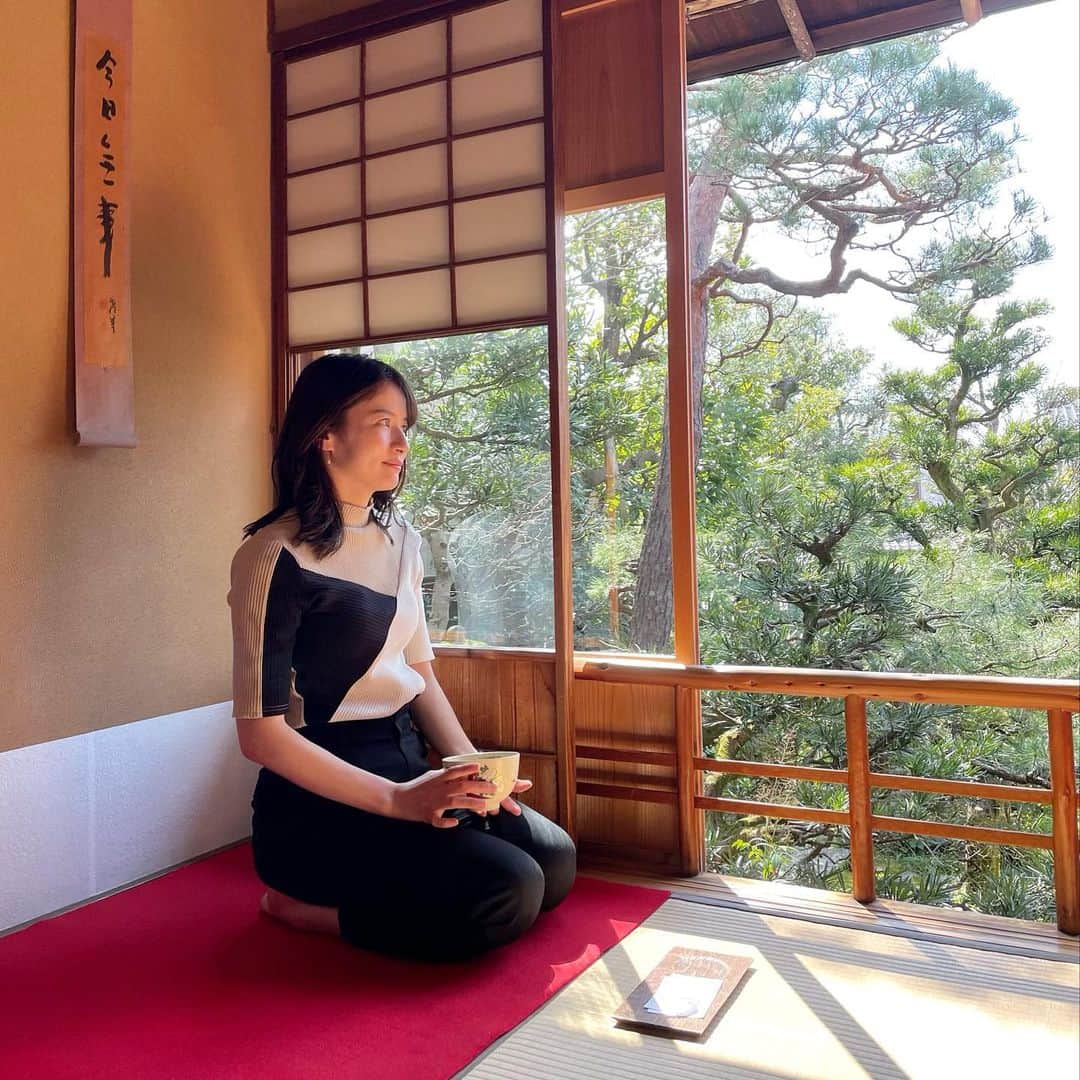 宇内梨沙のインスタグラム：「抹茶大好き〜🍵  日本の建築は本当に美しいし 何時間でも過ごしたくなる温かみと安心感がありますね✨」