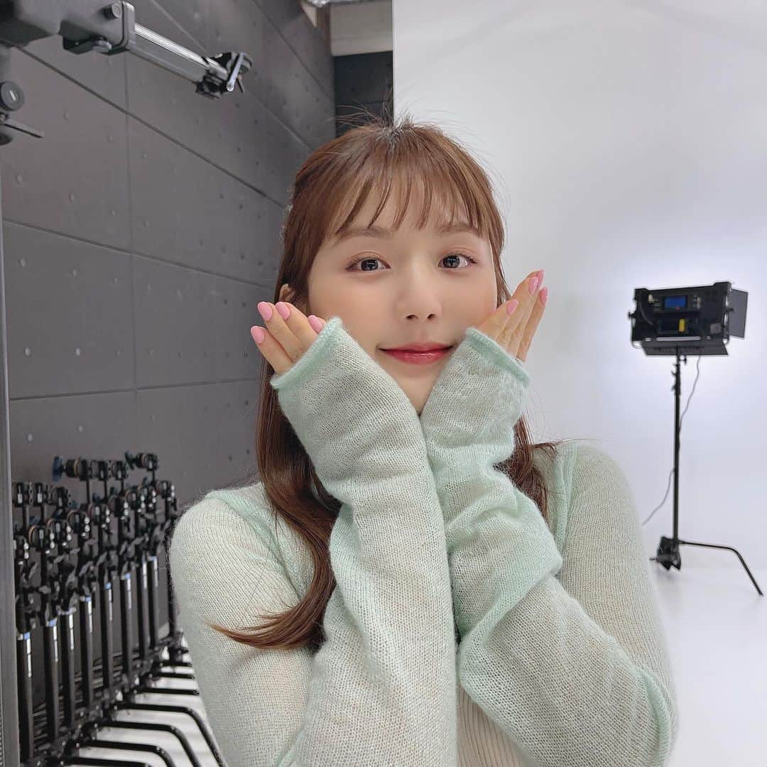 ひよんのインスタグラム：「💚🤍  ミント色のカーデとピンクネイルの組み合わせがかわいい😍 今日のコーデすき！！ 指は昔からとんがりコーンみたいな面白い形してるの🍿爆 今日も1日充実して楽しかった💓 とにかく気候が最高🥺❤️  お洋服はタグ付けしておくね！  #ひよん #ひよん服」