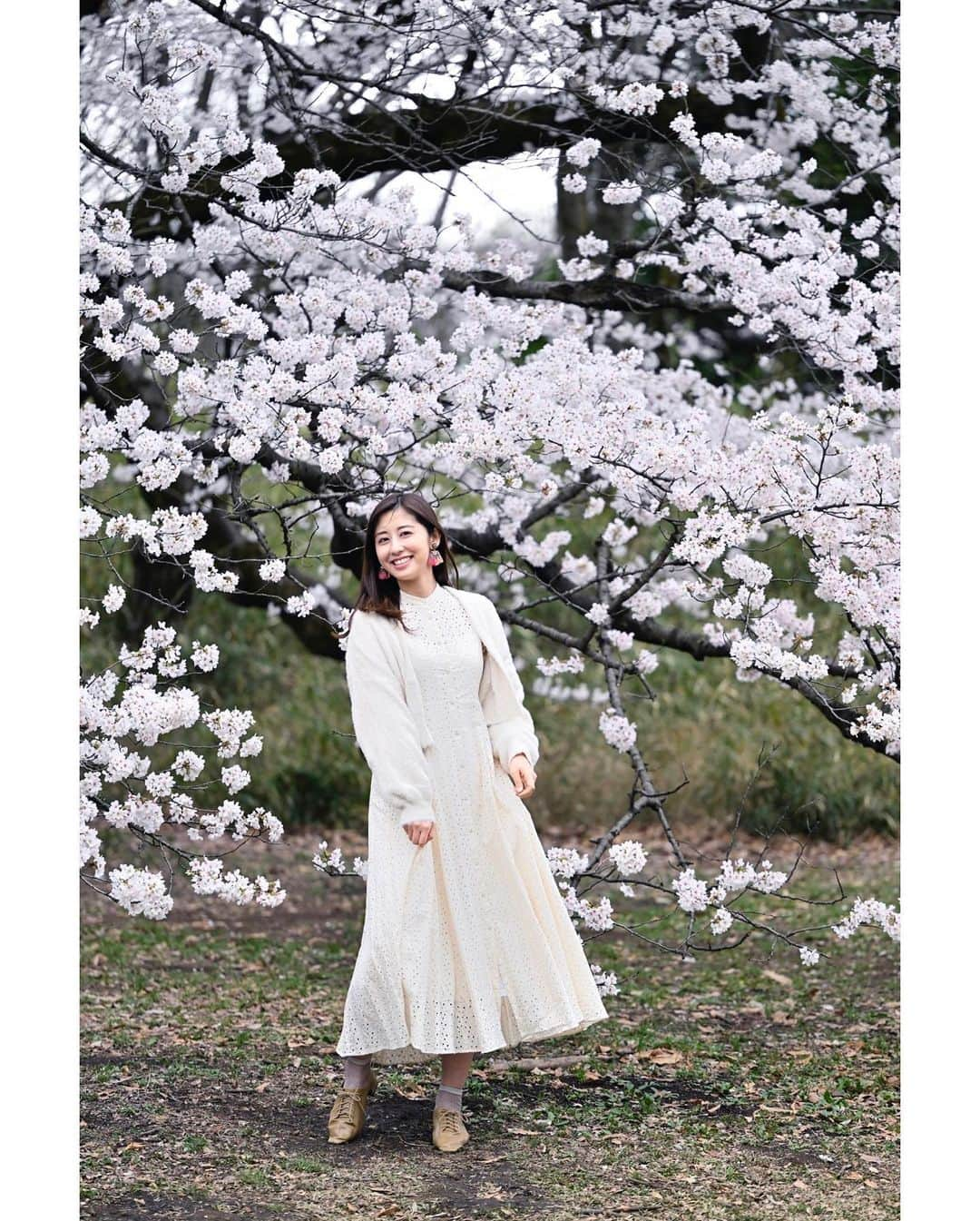 斎藤ちはるさんのインスタグラム写真 - (斎藤ちはるInstagram)「大きな桜の木の下で🌸 . 嬉しそうですね🤭 . . #桜 が #一番好き  #満開の桜 に #満面の笑み . @notosunao  @eri.ito_hairmake  . . #斎藤ちはる#テレビ朝日アナウンサー#テレビ朝日#テレ朝#アナウンサー#春#思い出#作品撮り#さくら#桜好き#桜の木#桜の季節#満開#白ワンピ#白ワンピース#私服#🌸」4月13日 20時06分 - chiharu_saito_ex