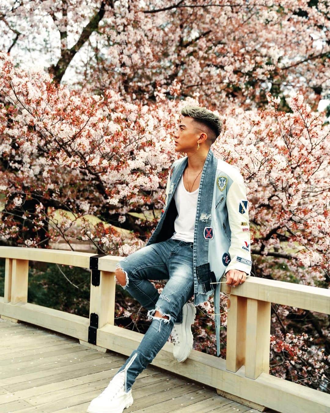 Yushi Sakuraのインスタグラム：「一瞬で過ぎ去る桜の季節に生まれたから桜って大好きな花🌸 1年でたった数日だけこんなにも美しい姿を表すってなんか神秘的⭐️  #桜#新宿御苑」