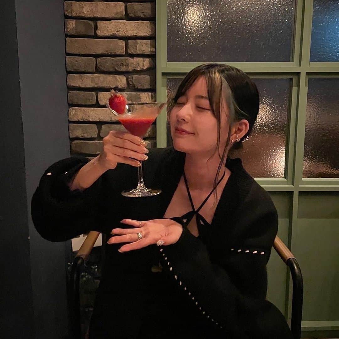sarimaru(国木田さりまる)のインスタグラム：「はるかさんがiPhoneカメラで撮ってくれました🍸🍓 アルバムの写真これから増やしていきたい☺︎」