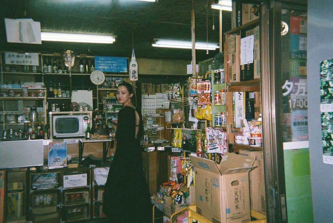 矢野由希子のインスタグラム：「いつしかの17:20東一をのんでいるよ🍶  #立ち飲み屋さん #写ルンです」