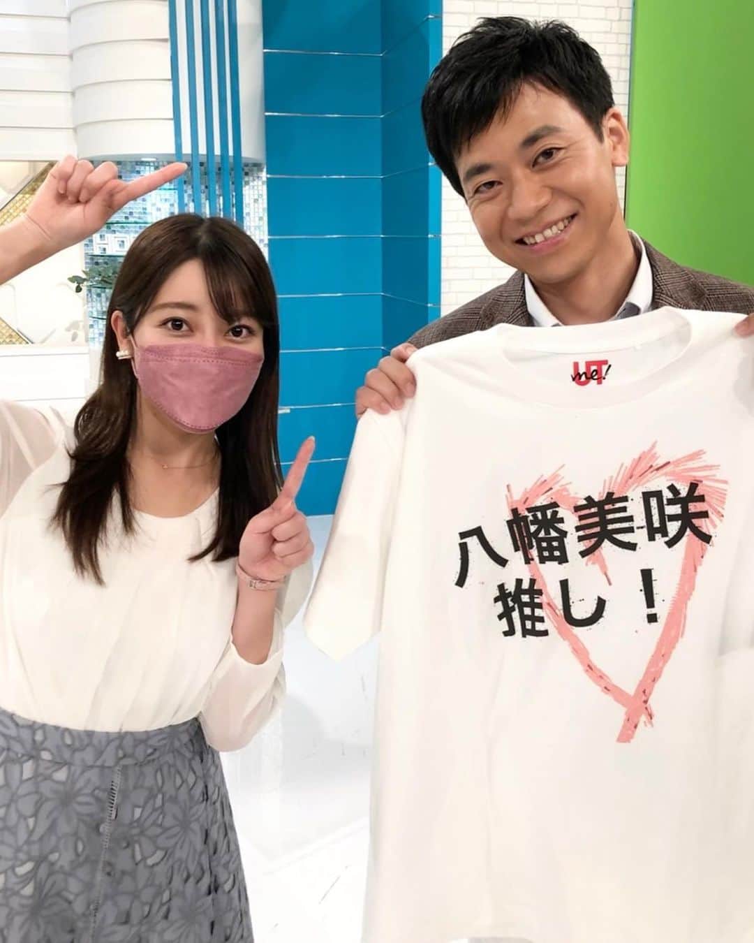 八幡美咲のインスタグラム：「5up!新コーナー「キニなるぅ」 はじまりました！！  中原さんとのコーディネート対決 いかがでしたか🌸😆  世界に一つだけの特製 八幡美咲推し！Tシャツ😂  榮アナがもらってくれました😆😆😆🌸 すぐ捨てられると思いきや、、 インナーとして使ってくれるそうです🥰🧡  よかった〜！ 嫌いになったら メイク室のゴミ箱に捨てとく！！ と最後は、榮アナ節が炸裂していました😱  コーナー後のCMでは、 ずっとお会いしたかった中原さんと 新5up!で 初めましてのうえむらちかさんや 野仲くんと写真を撮りました✨  これからも どうぞよろしくお願いします！  コーナー見た方は どしどし感想お待ちしてます😆💛  #新コーナー #キニなるぅ #初回は荒れました #盛大に噛みました #ユニクロ #UNIQLO #春服 #Utme #広島祭」