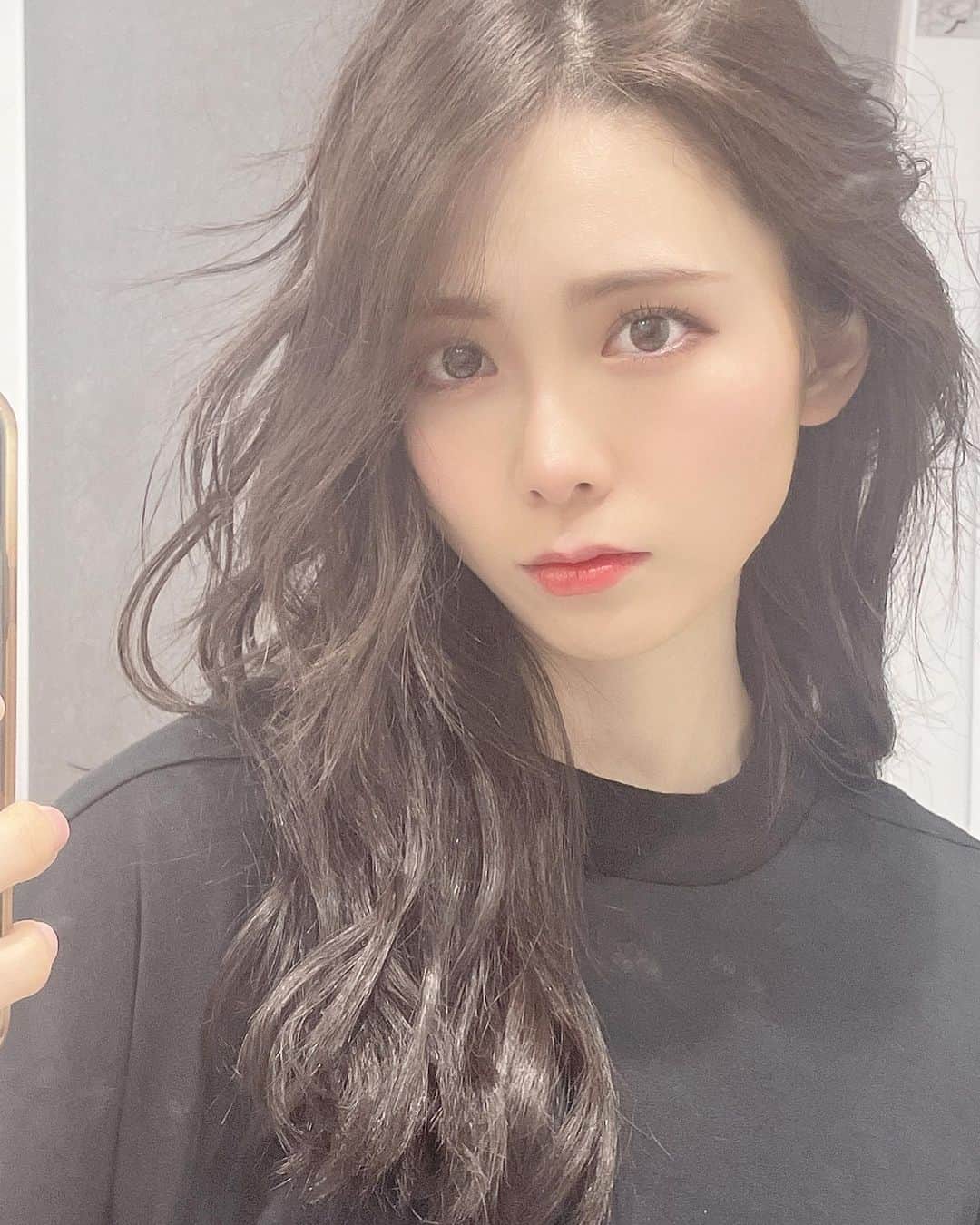 西村歩乃果のインスタグラム：「韓国風🇰🇷ヘアセット  アンニュイかきあげStyle 26mmのコテで毛先まで熱を通しすぎないイメージで 細かく巻き巻き🙆‍♀️🌷  セットアップの洋服はこちら @darich_official   #ootd #code #fashion #hair #ヘアメイク　#韓流ヘア」