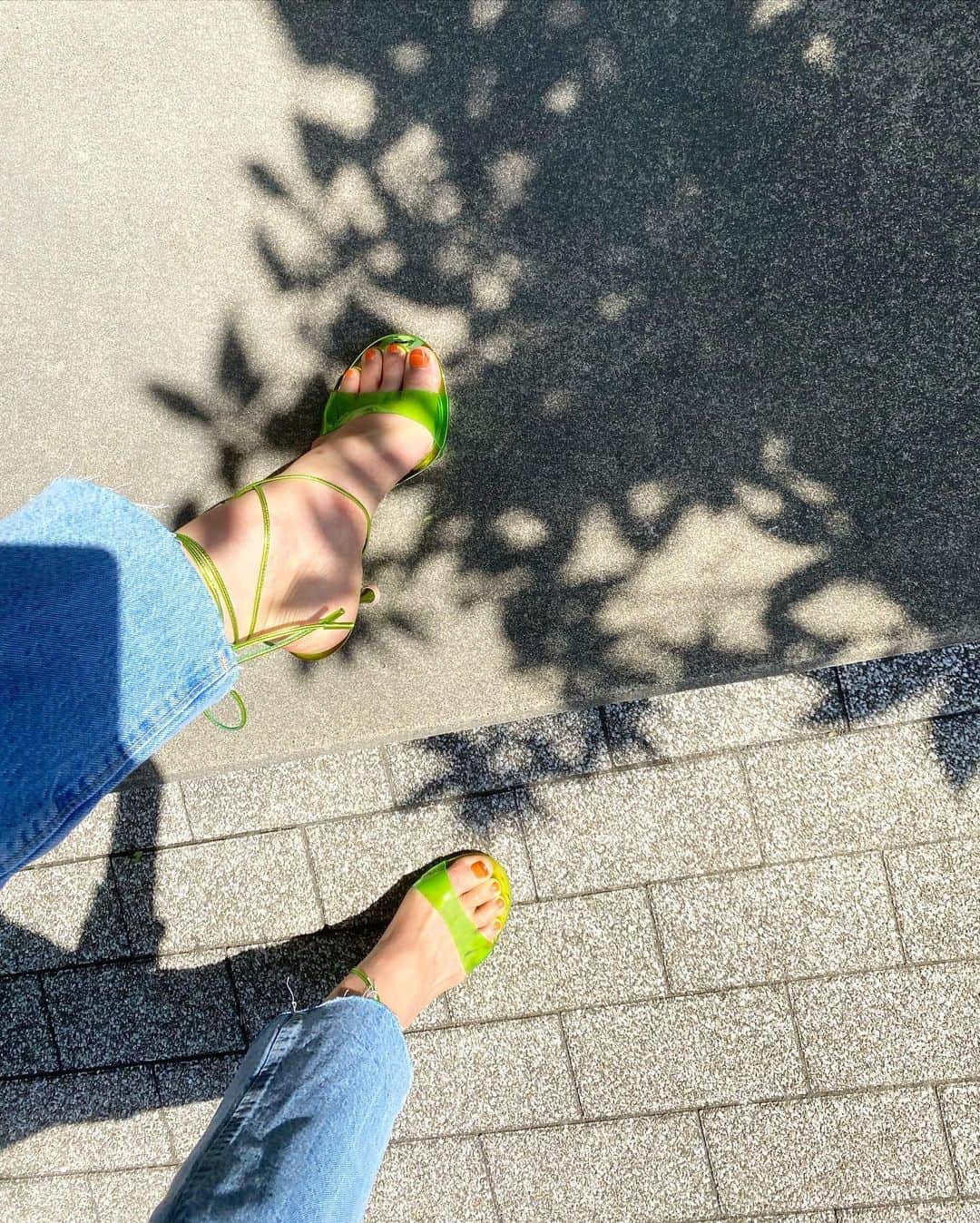 佐藤晴美さんのインスタグラム写真 - (佐藤晴美Instagram)「New @gianvitorossi ✨ kiwi color🥝  2022春夏コレクションの中から、 とっても夏らしく爽やかな『SPICE』が登場。  春らしくライトブルーのデニムに 合わせてみました🙌  Gianvitorossiの靴は、 どれも形が美しくて大好きなのですが、、、💓 新作の『SPICE』は素材やカラーに個性がありながらも、 程よく控えめで上品で素敵。  足元から夏を感じて、 嬉しい一日でした😆  たまに履くピンヒールって ドキドキする。   #Gianvitorossi  #Mygianvitorossi」4月13日 21時01分 - sato_harumi__official