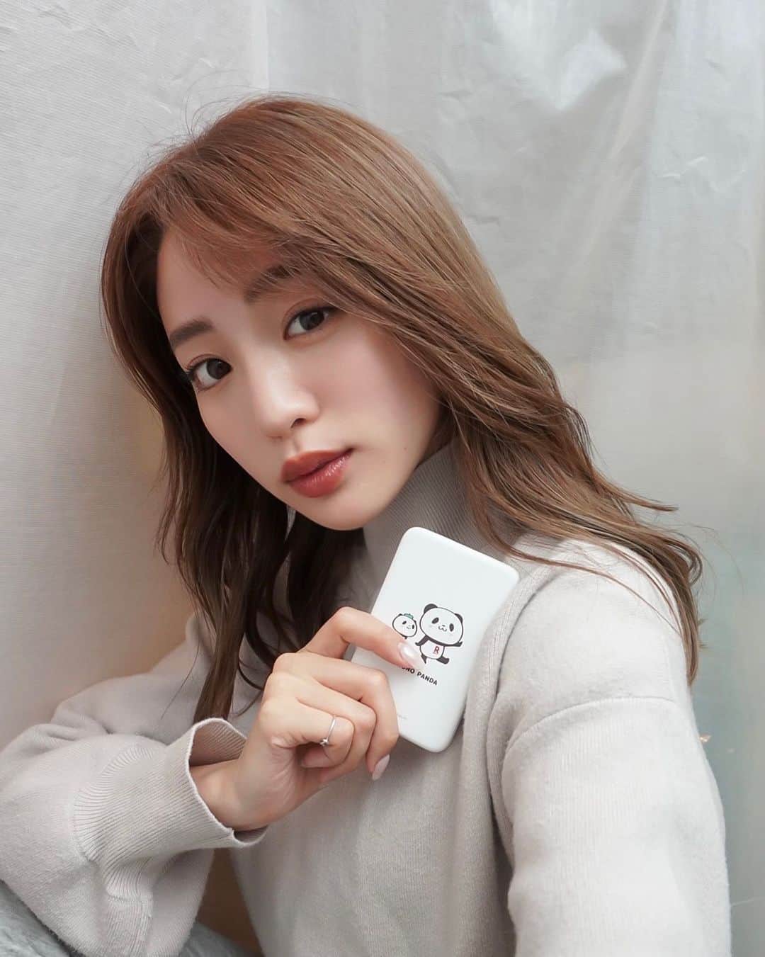 志田友美（ゆうみん）のインスタグラム：「こんばんみ🫣💕、 明日から天気崩れるとか聞いてないヨ。☔️  楽天モバイル使いはじめて1ヶ月経ったよ📱 　　  GB数どれだけ使っても2,980円(税込3,278円)で恐る恐る使う必要ないの🤣！ ※「通信速度の制御の場合あり。エリア外最大1Mbps。通話料等別」  しかも私的魅力はRakuten Linkのアプリがあれば国内通話かけ放題ってところ🐚🤍 ※アプリ未使用時30秒20円(税込22円)一部対象外番号あり  なかなか繋がりにくい電話とかも余裕でかけっぱでOKなの🫶🏽 　　  携帯代が半分以下になったのは嬉しすぎた〜！  もう、このまま使い続けます🫡💭  #楽天モバイル #pr」