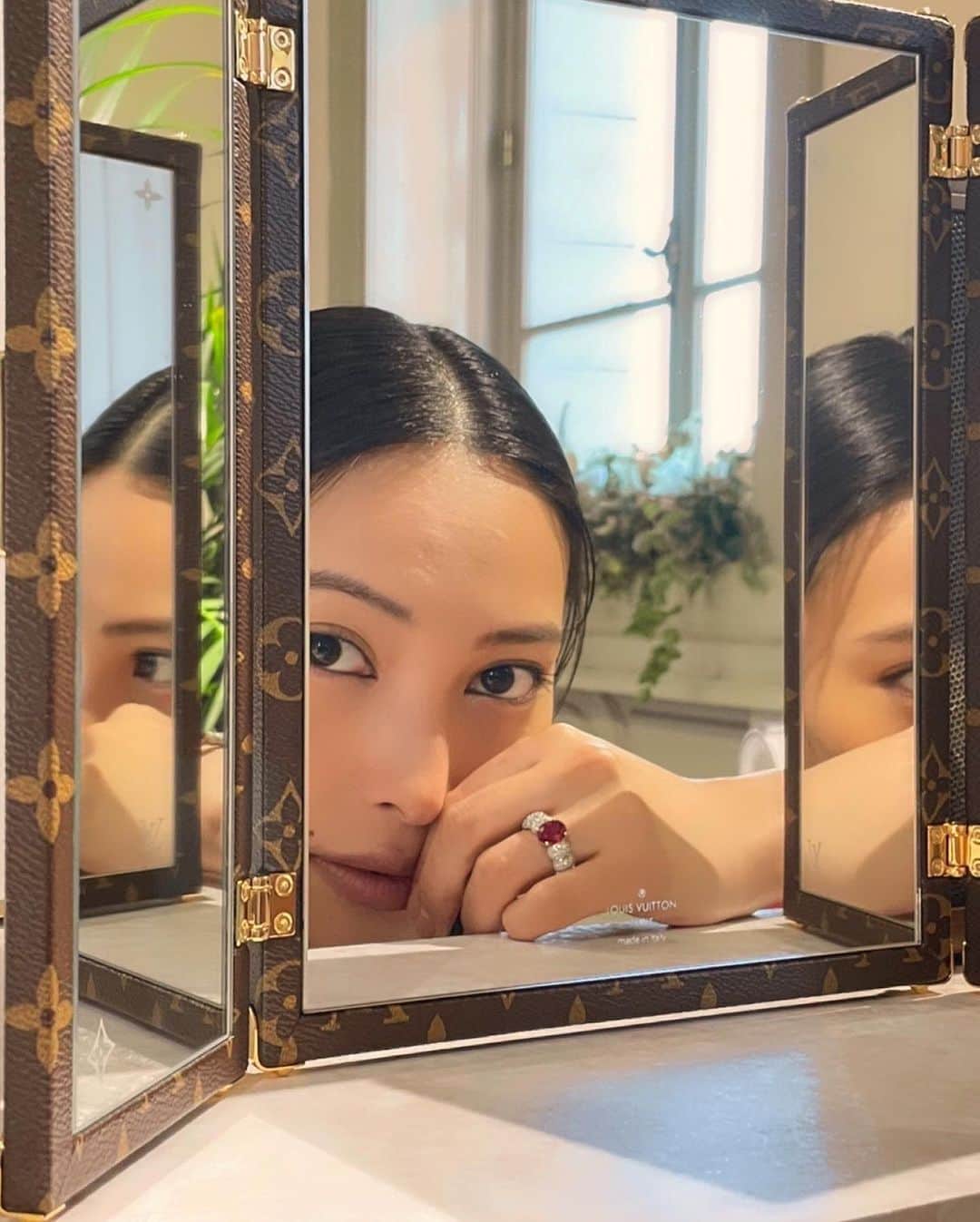 大政絢のインスタグラム：「Louis Vuittonの 展示会にお邪魔させていただきました。 クラフツマンシップとサヴォアフェール(匠の技)を感じられる素晴らしいハイジュエリーとハイウォッチを間近で見ながらお話を伺いました✨  Louis Vuittonだからこそできるデザイン、モチーフが素晴らしくときめいた1日を過ごすことが出来ました☺️  #LVFashion #LVWatch #LVJewelry」
