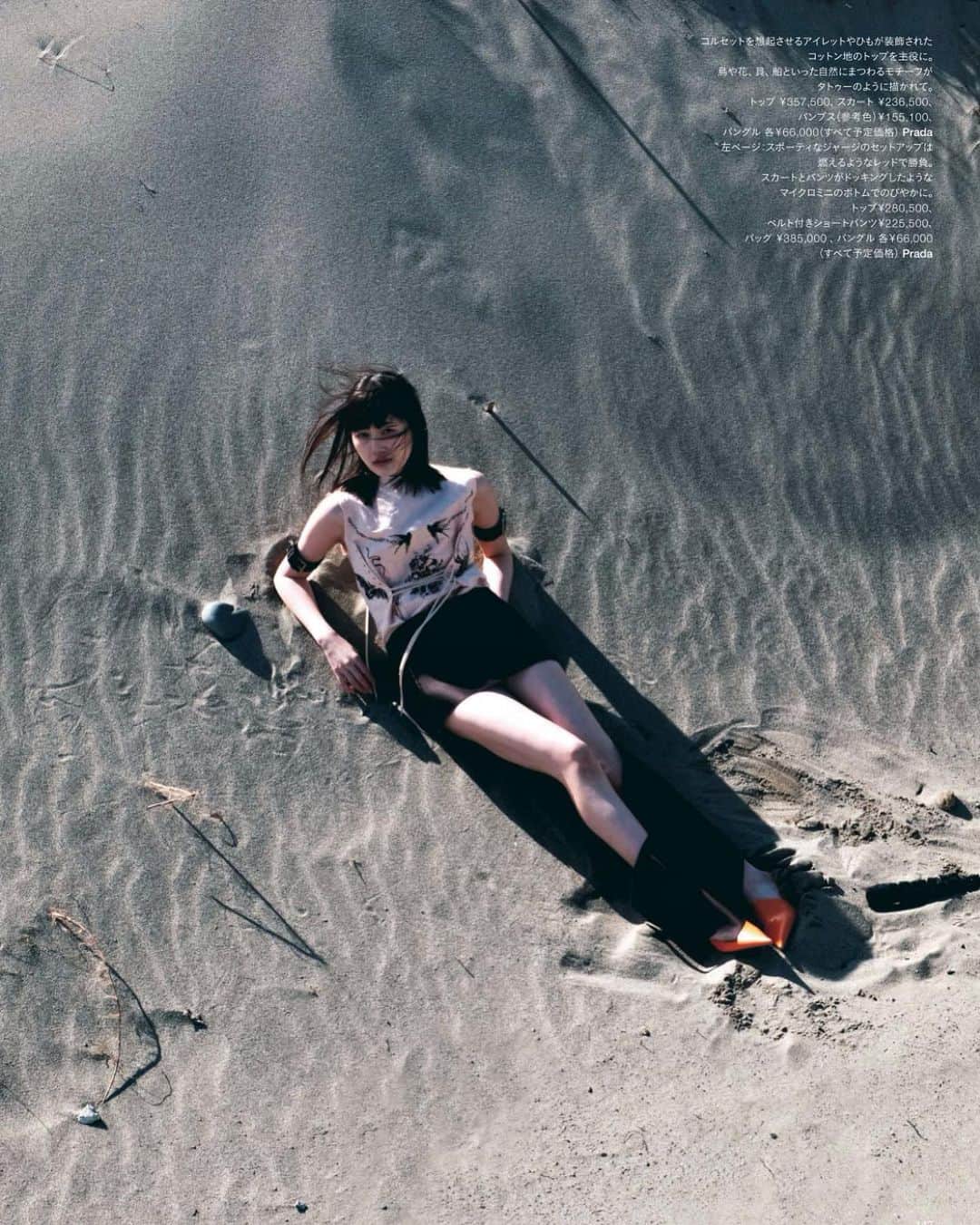 新井貴子のインスタグラム：「@harpersbazaarjapan MAY issue @prada story🪐  まだまだ寒さが残る2月の撮影。寒い日の撮影は気合が入る！それを後押ししてくださったチームに感謝😌❤️‍🔥  Photographer @yusuke_yamatani  Stylist @tamaoiida  Hair @jg510  Make up @tsuda.masayo  Realization @atsukobayashi @atsukobayashi_work   @harpersbazaarjapan   #撮影後の浜松餃子」