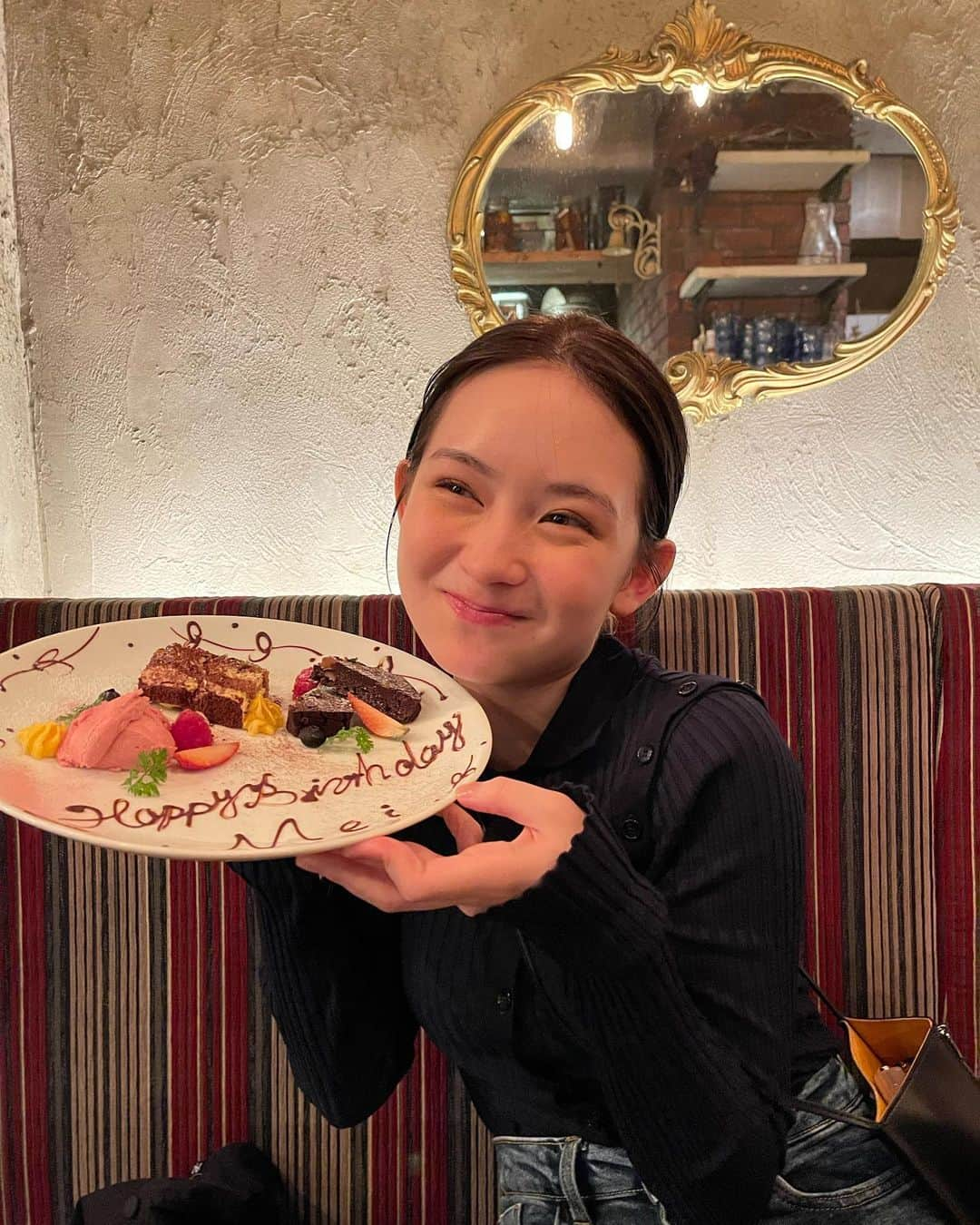 畑芽育さんのインスタグラム写真 - (畑芽育Instagram)「家族でお祝いした時の。🥂 ㅤㅤㅤㅤㅤㅤㅤㅤㅤㅤㅤㅤㅤㅤㅤ そして今日はお知らせがあります！ この度KANGOL REWARDさんと コラボ商品を発売することになりました👚 ㅤㅤㅤㅤㅤㅤㅤㅤㅤㅤㅤㅤㅤㅤㅤ 完全受注生産にて、近日受注開始予定です🤝🏻 Tシャツ・zipパーカーを畑芽育オリジナルデザインで 販売予定なので皆さん楽しみにお待ちください♡ ㅤㅤㅤㅤㅤㅤㅤㅤㅤㅤㅤㅤㅤㅤㅤ きっと気に入ってもらえるものになっていると思います🫡  @kangol__reward」4月13日 21時18分 - mei_hata_official