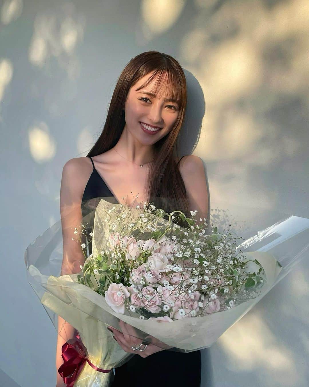 宮内理沙のインスタグラム：「皆の愛情を感じた誕生日でした🥲🌸✨ 去年一昨年はなかなか集まれなかった分沢山お祝いしていただけて幸せです😭🌹 そして沢山のLINEやメッセージなどありがとうございます🙇‍♀️🤍 . . ラスト20代仕事もプライベートも充実できるよう頑張ります❤️‍🔥 . #bd #411」