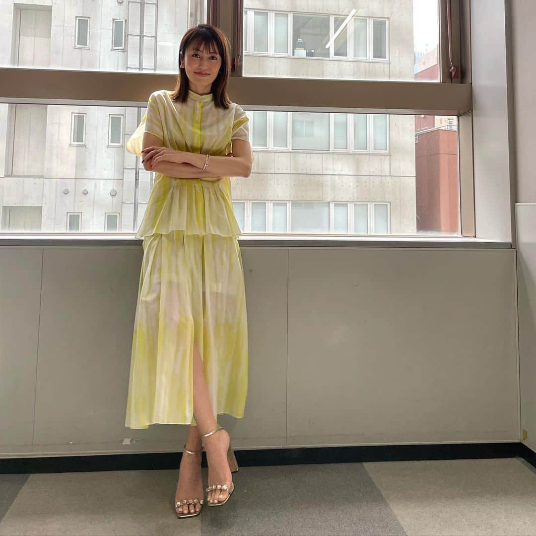 矢田亜希子さんのインスタグラム写真 - (矢田亜希子Instagram)「本日もラヴィット！ ありがとうございました‼︎ 今日も朝早くから大笑いな楽しい時間でした。🥰 そして、ラヴィット後は予想もできなかったロケへ‼︎これもまたわくわく最高に楽しい時間でありましたって話♪夜までお疲れ様でした‼︎ 衣装は @akrisofficial  綺麗なイエロー⭐️ @messikajapan @sergiorossi #ラヴィット#水曜日#tbs#ロケへ#大笑いしすぎて腹筋が痛い#そして明日は筋肉痛かな#朝から夜まで楽しかったw #messika のジュエリーはいつみてもときめく❤️ あ！髪の毛また切りました！わかります？ @fiorista0777 松本さんヘアカット💇‍♀️」4月13日 22時03分 - akiko_yada