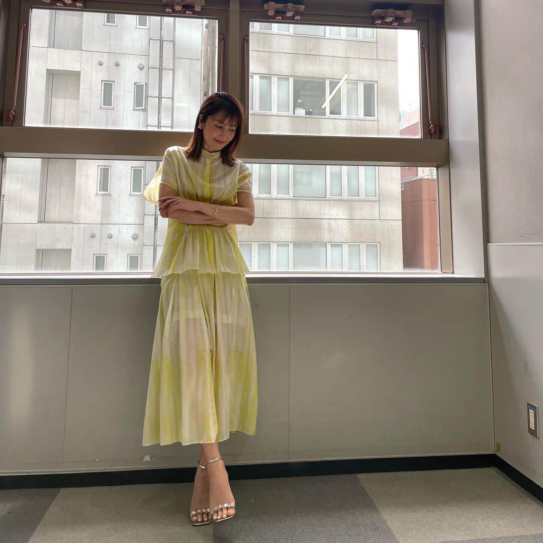 矢田亜希子さんのインスタグラム写真 - (矢田亜希子Instagram)「本日もラヴィット！ ありがとうございました‼︎ 今日も朝早くから大笑いな楽しい時間でした。🥰 そして、ラヴィット後は予想もできなかったロケへ‼︎これもまたわくわく最高に楽しい時間でありましたって話♪夜までお疲れ様でした‼︎ 衣装は @akrisofficial  綺麗なイエロー⭐️ @messikajapan @sergiorossi #ラヴィット#水曜日#tbs#ロケへ#大笑いしすぎて腹筋が痛い#そして明日は筋肉痛かな#朝から夜まで楽しかったw #messika のジュエリーはいつみてもときめく❤️ あ！髪の毛また切りました！わかります？ @fiorista0777 松本さんヘアカット💇‍♀️」4月13日 22時03分 - akiko_yada