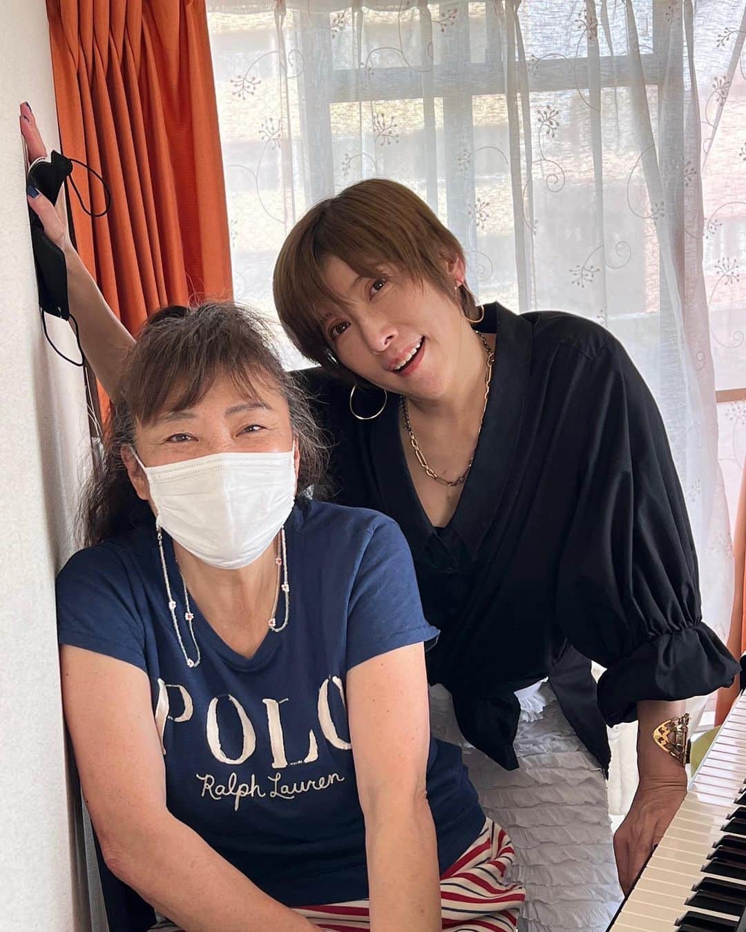 のインスタグラム：「いいお天気はモチベーションも上がってくれる。先生と呼ばれるのを嫌がる、ボイストレーナーのMichikoさん。太陽のような人🧡 アメリカ生活も長いのもあるのかトークがめちゃ楽。リラックス出来てるって意味ね。😊 これボイトレにおいてかなり大事。 Michikoさーん、大好きだぞー🙌  #trf #trfyu_ki #voicetraner #michiko  #尊敬するチャーミングな女性　 #コツコツと継続🗣 #カレンダーにいい事書いてあるよ😊」