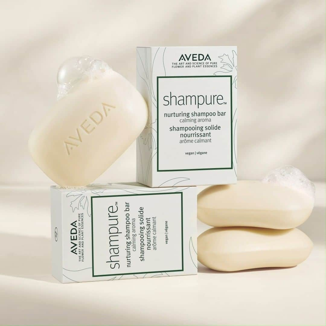 Aveda Japanのインスタグラム：「#アヴェダアースデー月間2022 限定 『シャンピュア ナーチュアリング シャンプー バー』 ・ アヴェダで長年愛されてきたアロマブレンド #シャンピュア のノーマルヘア用固形デイリーシャンプー🧼 重さを与えずに、髪をツヤやかに洗い上げます。シリコン・サルフェート洗浄成分・パラベンフリー。外箱は再生（PCR）FSC認証紙を使用し、100%プラスチック フリーのゼロ・プラスチック パッケージ。 売り上げの一部（約500円）をきれいな水を届けるプロジェクトの資金として @charitywater に寄付いたします。* ・ お求めは、お近くのアヴェダ ショップあるいは公式オンラインショップへ✔️  *アヴェダでは、アースデー月間募金活動の一環として、最大40万USドルを上限に販売されるシャンピュア シャンプー バー1個当たり5ドルを、開発途上国におけるきれいで安全な水のサポートをするためにチャ リティ ウォーター※に寄付いたします。※charity: water is a U.S. 501(c)(3) tax-exempt charity operating globally.」