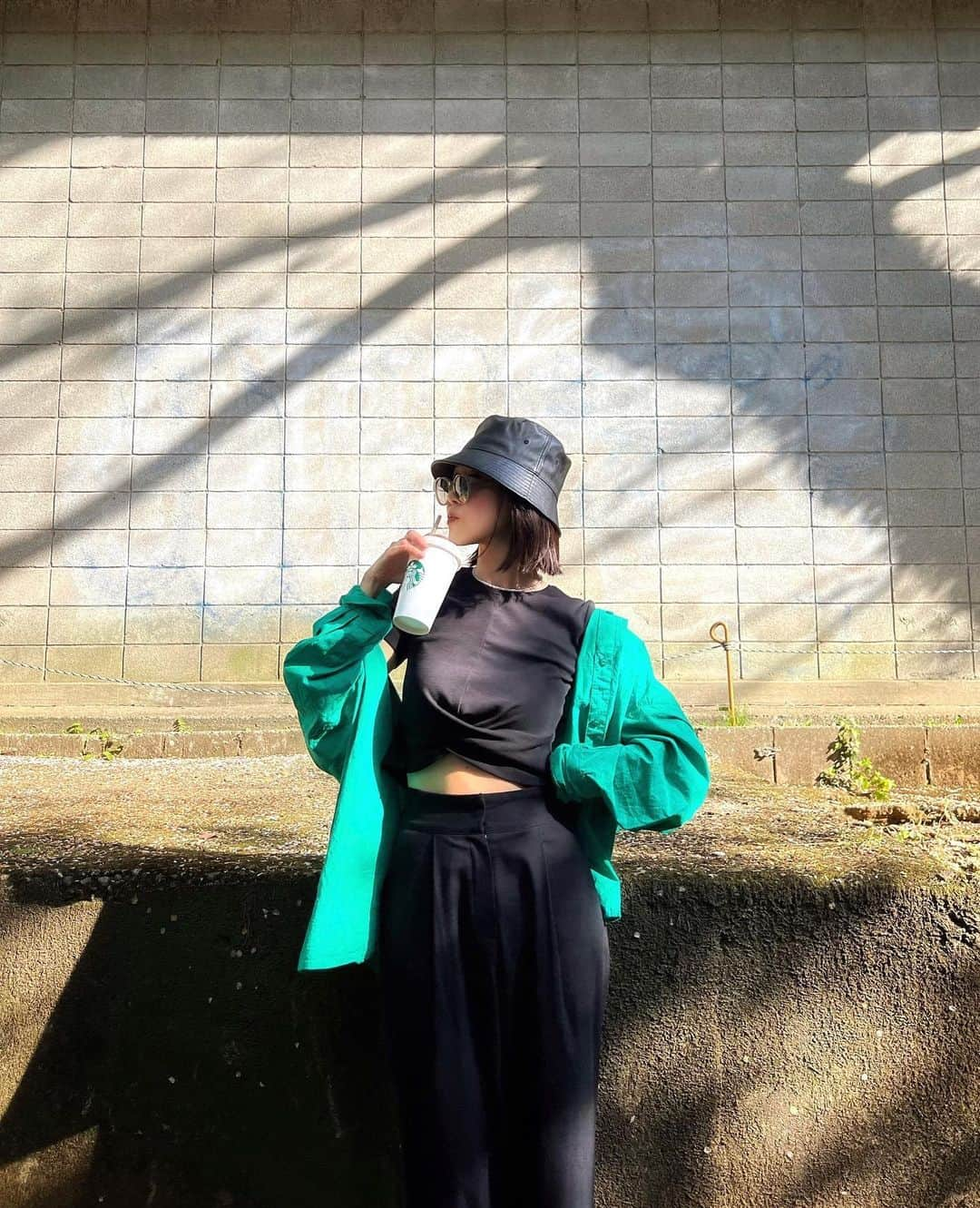 ALISA MATSUMURAさんのインスタグラム写真 - (ALISA MATSUMURAInstagram)「Style:) keep it simple…😎 . 😀🥤💚🖤 . 久々Soweluとゆっくり遊んだ🌸 たくさん笑って←笑わせてもらって🫢 ほんっと楽しすぎたーーっ✨ たくさん歩いた日🚶‍♀️🚶‍♀️💦☀️ . Soweluいつもありがとう🍒 またすっぐね❤️ . 📸　@sowelu_ 🚣← . #simple#コーディネート#グリーン#シャツコーデ#スニーカーコーデ#スニーカー#ブラック#春コーデ#🌸#スタバ#starbucks #ボブヘア#ボブ#す」4月13日 22時13分 - alisa_raw