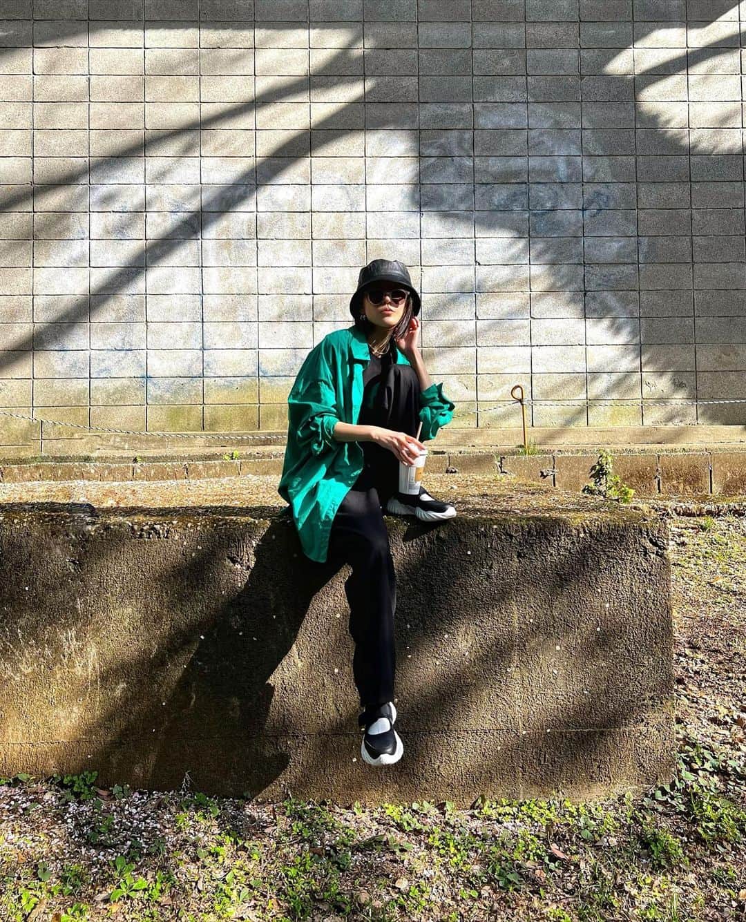ALISA MATSUMURAのインスタグラム：「Style:) keep it simple…😎 . 😀🥤💚🖤 . 久々Soweluとゆっくり遊んだ🌸 たくさん笑って←笑わせてもらって🫢 ほんっと楽しすぎたーーっ✨ たくさん歩いた日🚶‍♀️🚶‍♀️💦☀️ . Soweluいつもありがとう🍒 またすっぐね❤️ . 📸　@sowelu_ 🚣← . #simple#コーディネート#グリーン#シャツコーデ#スニーカーコーデ#スニーカー#ブラック#春コーデ#🌸#スタバ#starbucks #ボブヘア#ボブ#す」
