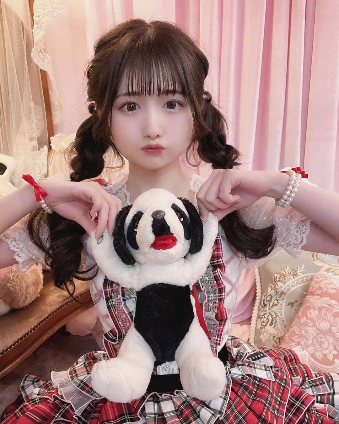 のインスタグラム：「あさイチの撮影だったのでノリノリdogでしたん🫠  #アイドル #黒髪ロング #コスプレ #follow #like4like  #instafollow #instalike #followme #following #follower  #팔로우미 #팔로우환영 #エクステ #シールエクステ #ottd #透明感カラー #生誕衣装 #アイドル衣装」
