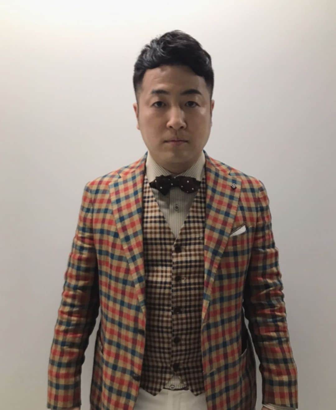 のインスタグラム：「PCR検査の結果、コロナ陽性となりました。  関係者の方々、ご迷惑おかけしまして申し訳ありません。 喉の痛みと微熱がありますが、それ以外は大丈夫です。食欲はあります。  出演するお仕事がしばらくは休むことになります。楽しみにしてくれていた皆さん、すみません。 皆様も引き続きお気をつけください。」