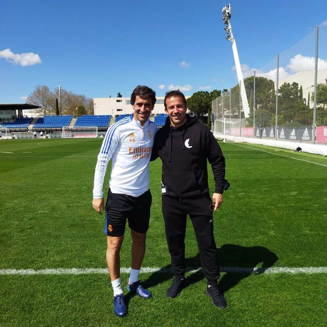 ラウル・ゴンサレスのインスタグラム：「Visita especial en el entrenamiento de hoy @alessandrodelpiero ☺️😆⚽️」