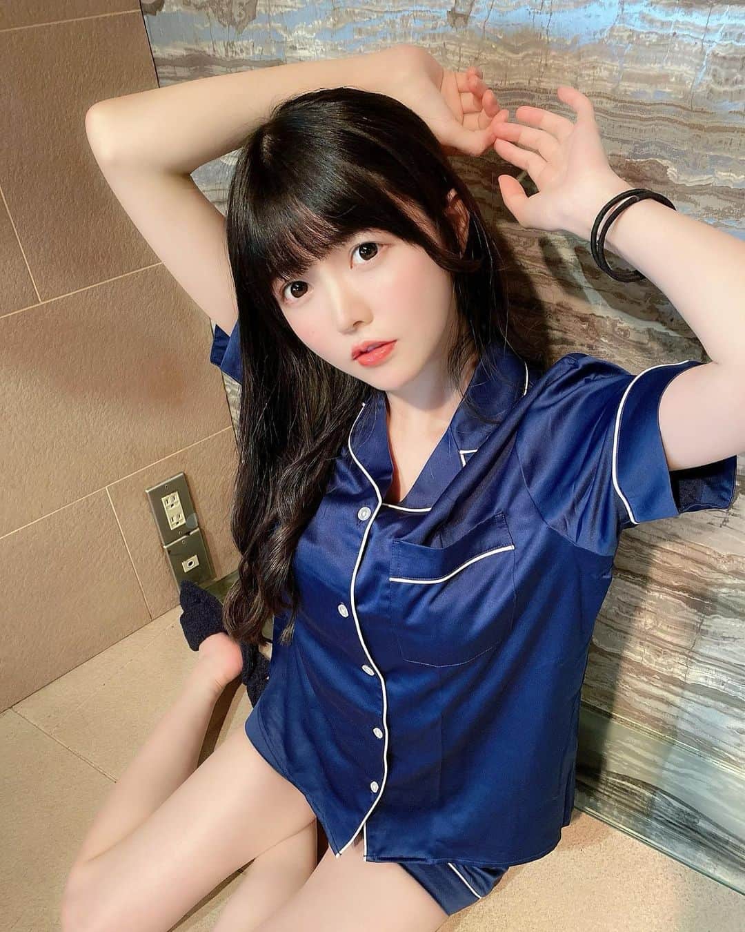 のインスタグラム：「🌙*ﾟ ・ ・  ・ 先日の特典会イベントで着たパジャマです！ 自分で選ぶと前回の投稿みたいなきゅるきゅるになりがちなんですが今回はえまちゃんが選んでくれていつもと違う感じになりました！ 紺色も似合うかな！ ・ ・  ・   #パジャマ  #gu  #真っ白なキャンバス  #白キャン  #小野寺梓」