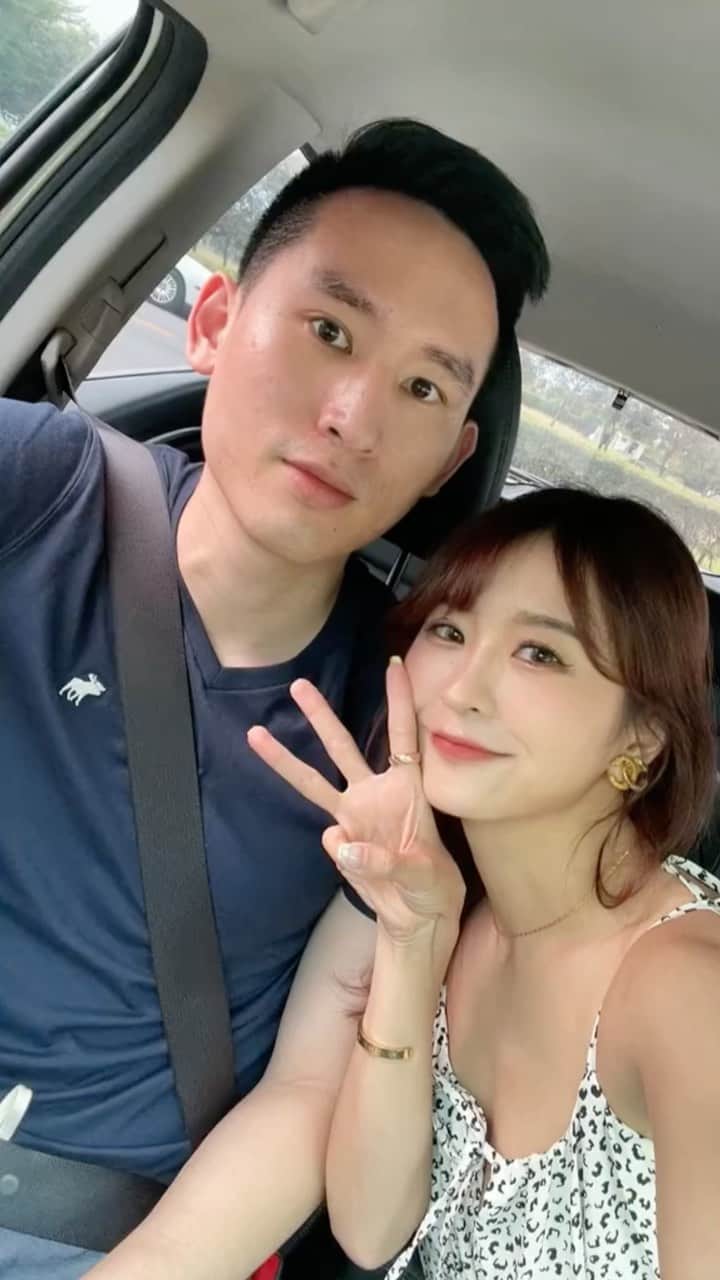 のインスタグラム：「來得及戴墨鏡嗎😎 - 後半段放了一開始很會躲的版本😂 當時他在回覆工作訊息啦😂我都沒cue他就自己在那邊拍🎬覺得好好笑🤪🤪🤪😘 - #圈恩cp」