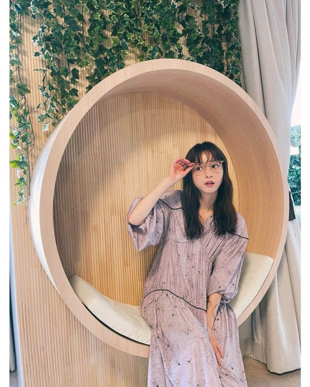 佐々木希さんのインスタグラム写真 - (佐々木希Instagram)「私服🍇 サラッと気持ちのいいワンピースは パイピングをアクセントに。 眼鏡は5月発売です！ このカラー好き。  one-piece#iNtimite glasses#iNtimitebyEYEVAN」4月13日 22時53分 - nozomisasaki_official