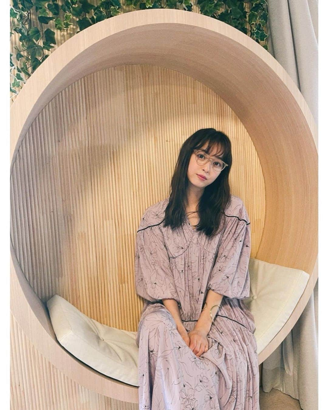 佐々木希さんのインスタグラム写真 - (佐々木希Instagram)「私服🍇 サラッと気持ちのいいワンピースは パイピングをアクセントに。 眼鏡は5月発売です！ このカラー好き。  one-piece#iNtimite glasses#iNtimitebyEYEVAN」4月13日 22時53分 - nozomisasaki_official