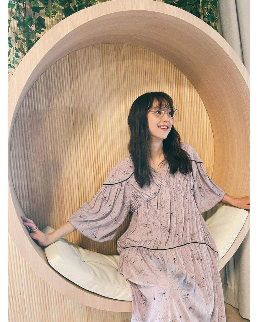 佐々木希さんのインスタグラム写真 - (佐々木希Instagram)「私服🍇 サラッと気持ちのいいワンピースは パイピングをアクセントに。 眼鏡は5月発売です！ このカラー好き。  one-piece#iNtimite glasses#iNtimitebyEYEVAN」4月13日 22時53分 - nozomisasaki_official