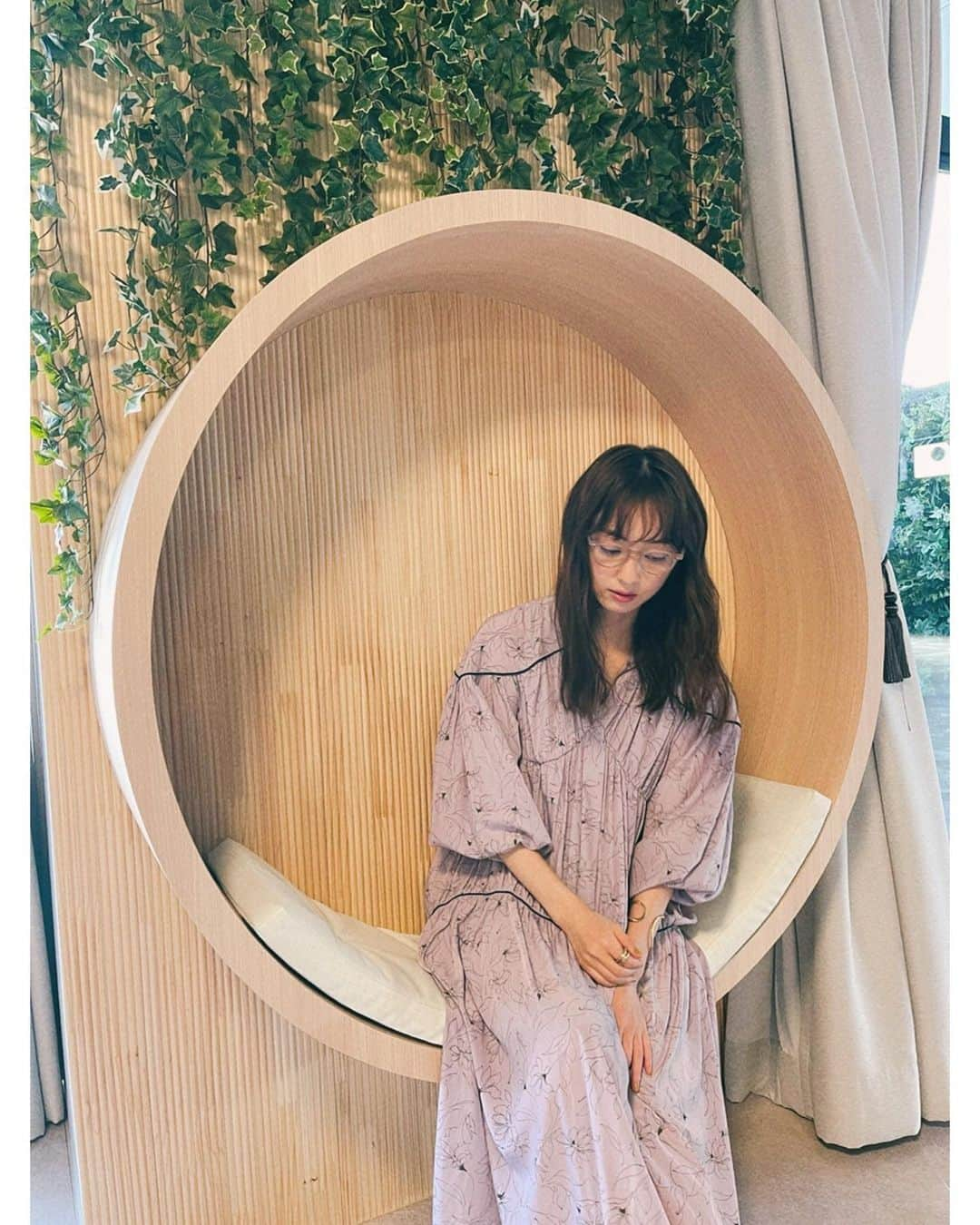 佐々木希さんのインスタグラム写真 - (佐々木希Instagram)「私服🍇 サラッと気持ちのいいワンピースは パイピングをアクセントに。 眼鏡は5月発売です！ このカラー好き。  one-piece#iNtimite glasses#iNtimitebyEYEVAN」4月13日 22時53分 - nozomisasaki_official