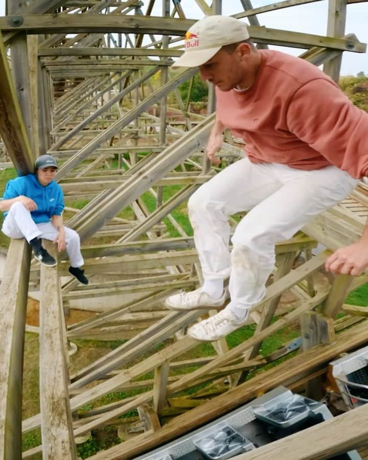 ジェイソン・ポールのインスタグラム：「Absoluter Bahnsinn! Drei der allerbesten Freerunning-Athlet:innen nehmen euch mit auf ihren Erlebnisparkour-Trip nach Tripsdrill. 🎢 🏃   Was @thejasonpaul, @3runcoval und @silky.zigzag alles vor und hinter der Kamera erlebt haben? Klick dich in den Link in der Bio und finde es heraus! 🆙  . #redbull #verleihtflügel #WildRide #JasonPaul #KrystianKowalewksi #SilkeSollfrank #Achterbahn #erlebnisparktripsdrill #outnow」