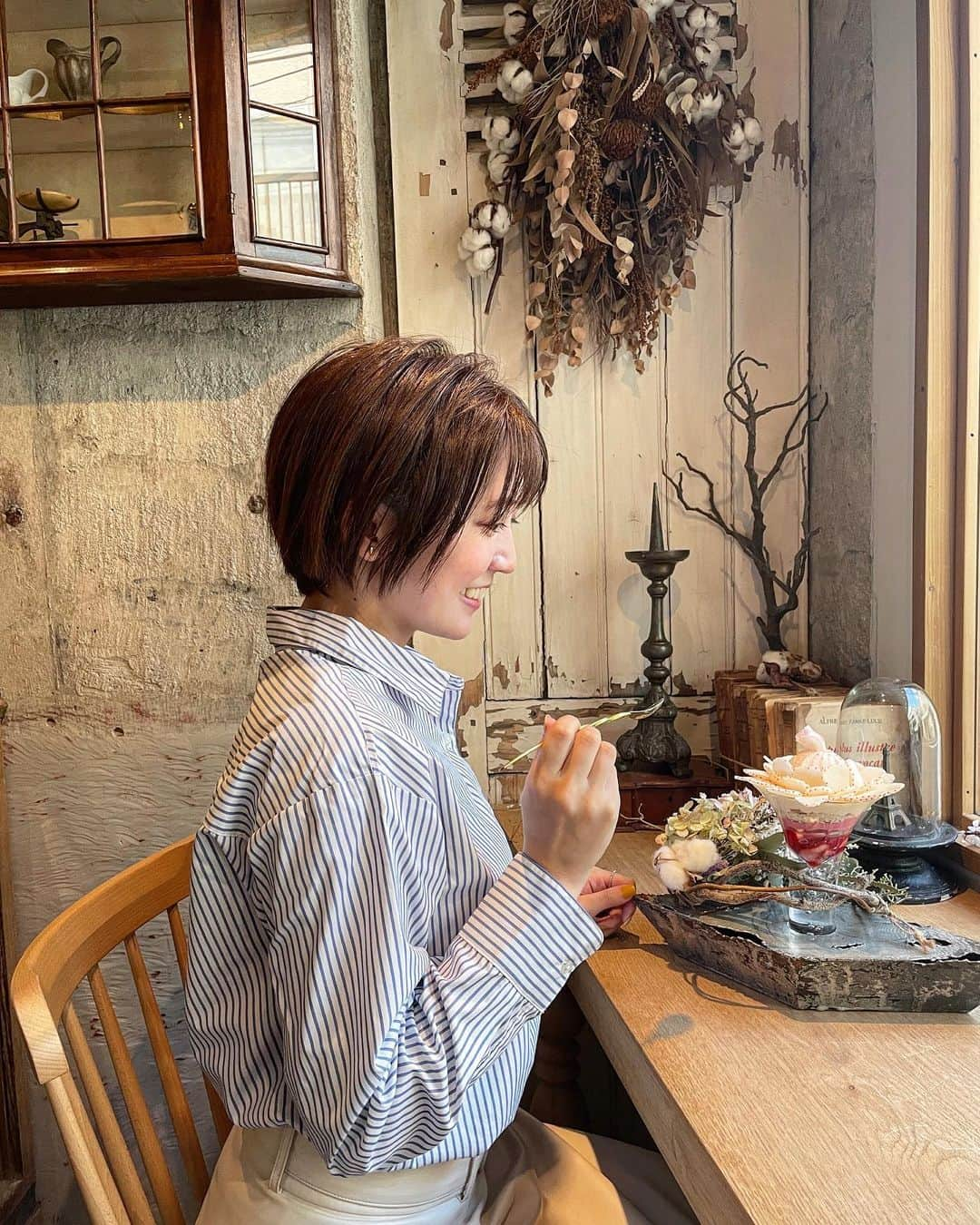 坪井安奈のインスタグラム：「@latelier_a_ma_facon   my favorite♡  大好きすぎて、「本当は教えたくない」気持ちと「どうしても教えたい」気持ちの相反する感情が常に闘っている笑  グラスデザートの写真は可愛すぎてスワイプで載せるのが勿体無いから別で投稿します☕︎︎  何度訪れても、こだわりのインテリアにもうっとりしてしまう。陶芸家の伊藤剛俊さんを知ったのもアマファソンがきっかけ。 2枚目の照明も伊藤さんの作品。人気すぎてかなりレアだけど、人生で1つでもゲットするのが夢☺︎︎  この空間にいるだけで幸せになっちゃう。飲食店って本当に体験だよなぁと改めて。  #latelieramafacon #glassdessert #cafetokyo #parfait #cafe #cafestagram #tokyocafe #tokyofoodie #ラトリエアマファソン #グラスデザート #パフェ #カフェ #上野毛 #上野毛カフェ #パフェ巡り #パフェ活 #スイーツ #カフェ巡り #おしゃれカフェ #カフェ好き #伊藤剛俊」