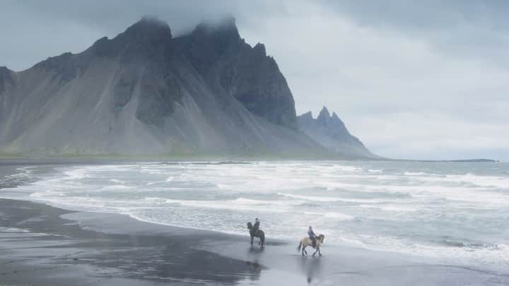 Keith Ladzinskiのインスタグラム：「Horses on an arctic beach is pretty much camera candy - I filmed these clips here on a fun project for @prana a handful of years back alongside @chrisburkard @chris_sharma @paulrobinson87 @maxwellfrank @karimiliya @annagudauskas」