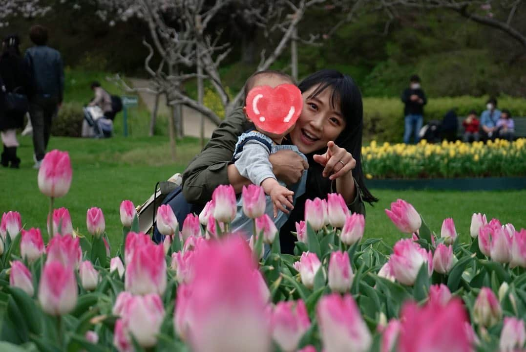 竹内由恵さんのインスタグラム写真 - (竹内由恵Instagram)「春先に家族で遊びに行ったフラワーパーク。 チューリップ、ネモフィラ、色とりどりのお花に囲まれて、息子は大はしゃぎでした。（私も）  途中、予想外に寒くなったので、息子にありったけの衣服を着させたら、わけわからん服装になっているのが、少し残念…  #はままつフラワーパーク #静岡観光 #おすすめスポット」4月14日 9時56分 - yoshie0takeuchi