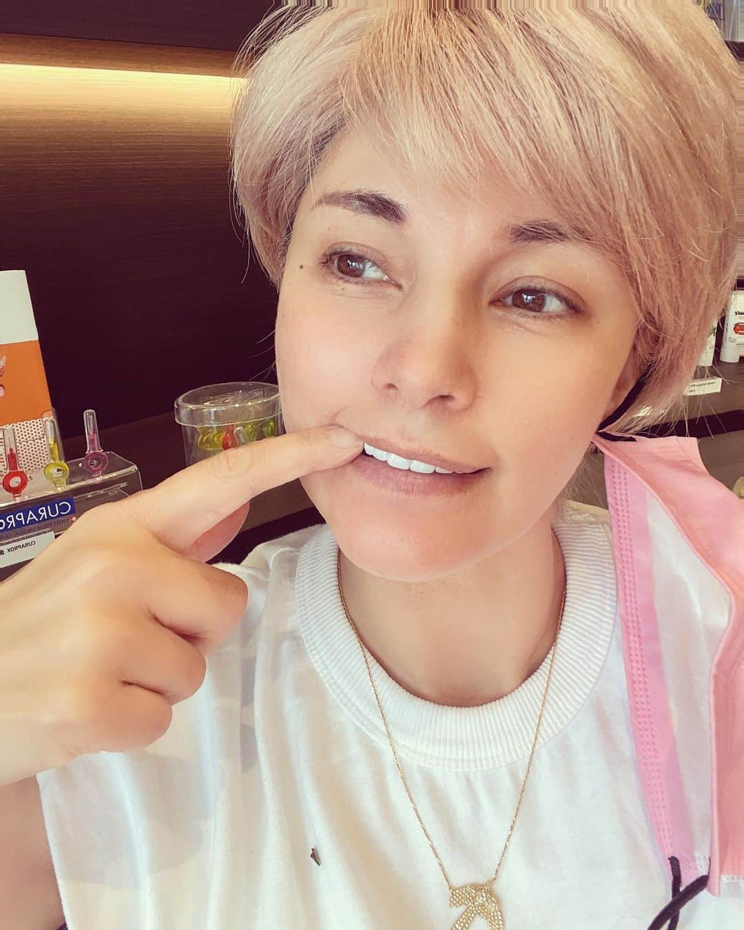 のインスタグラム：「今日は歯の話  歯医者さん編🦷  @lino_dental_office   やっと歯が完成しました🦷😊😅上の歯🦷  自分の歯はあります🦷😊  インプラントではなく、  自分歯を削っています😌  インプラントやっているところは奥歯だったりと😊  8年前前歯が折れたのをキッカケに、セラミックに。  あとホワイトニングも大変だったし💦💦  今回は人生2回目になります🦷  歯や歯茎は、やはり年齢と共に衰えいき、歯の色も黄色くなっていきます🙄  歯並びも綺麗な方がいいと私は思っていて😊  今回は、すごーく勉強しました😅😅  なるべく自然に見えるカタチにこだわって、歯は、小さめに作って、厚みも厚くせず、色も真っ白ではなく、少し透き通る感じにしてもらいました⭐️⭐️  やはり、バランスや、色にもコダワリまして、 技工士さんや、 @manazakura  @lino_dental_office ずーとラインでやり取りした1年でした😅😅 人それぞれ好きなモノは、違うので、コレが正解！ってモノはないけど、 歯だけ目立つのだけは嫌で😅🦷 なるべく目立たない様にしました😊 笑った時に自分の歯がどれだけ見えるのか？計算しまして😅マジオタクの領域😅 口角があまり上がらない私なので、それも計算しての歯の長さです。 作品作りでした💦💦 歯はあえて違う長さにしてあります。 次は、下の歯をやります。もう少ししたら🦷🦷🦷🦷😊  @lino_dental_office   上手ですよ👏👏👏👏😊  #歯が出来ました🦷 #歯医者さん  #乃木坂  #セラミック」