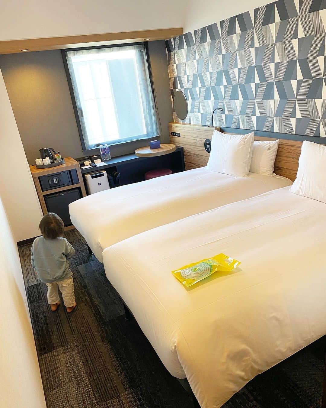 阪本智子さんのインスタグラム写真 - (阪本智子Instagram)「👩‍👦♡  碧羽と2人で大阪旅行💗  世界最大級のホテルブランドとして有名な 「ホリデイ・インエクスプレス」に宿泊しました✨  早めにホテルに入って共有スペースでティータイム☕️  美味しいカプチーノにお洒落な映えスポット✨ カフェでゆっくり過ごすことが大好きな私、まさかホテルでこんな幸せ時間を過ごせるなんて感動でした🥺💗  楽しいお茶の後はお部屋で遊びタイム🛏 大きなふかふかベッドに大好きなパウパトロールのおもちゃを沢山並べて楽しんでましたよ😆🚜🚛🚤🚒  お部屋の入り口にベビーカーを置ける広いスペースがあったり、キッズ用のアメニティをもらえたり、キッズ用浴衣まであって子連れには嬉しいサービスがいっぱい💗  無料高速Wi-Fiや沢山の充電ポイントや、コインランドリーもあってとっても快適でした⭐️  そして夜は選べるお好みの枕でがっつり爆睡💤💤 碧羽は10時間半寝てましたよ😪  そして無料の朝食ブッフェ🥞 御堂筋を眺めながらゆったり楽しみました😋🍴🎶 子供まで無料で頂けるのは素敵ですよね✨  コーヒーがついていてテイクアウトもできますよ🍔  ホテルでも沢山思い出ができたなぁ💗  @holidayinnexpressosakamidosuji   #ExpressTravel #holidayinnexpressosakacitycentremidosuji #IHGHotel #Midosuji #staytogether #staycation #朝食付き #大阪ホテルランキング #大阪ホテルステイ #pr #子連れ旅行 #男の子 #男の子ママ #阪本智子」4月14日 9時02分 - tomoko_sakamoto423
