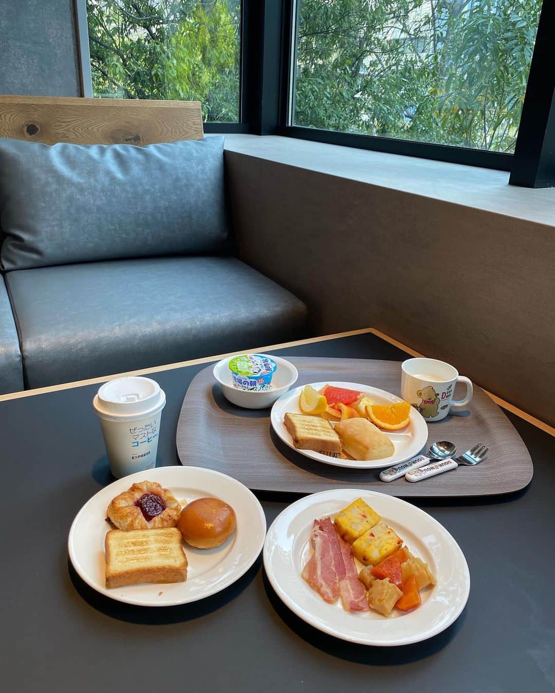 阪本智子さんのインスタグラム写真 - (阪本智子Instagram)「👩‍👦♡  碧羽と2人で大阪旅行💗  世界最大級のホテルブランドとして有名な 「ホリデイ・インエクスプレス」に宿泊しました✨  早めにホテルに入って共有スペースでティータイム☕️  美味しいカプチーノにお洒落な映えスポット✨ カフェでゆっくり過ごすことが大好きな私、まさかホテルでこんな幸せ時間を過ごせるなんて感動でした🥺💗  楽しいお茶の後はお部屋で遊びタイム🛏 大きなふかふかベッドに大好きなパウパトロールのおもちゃを沢山並べて楽しんでましたよ😆🚜🚛🚤🚒  お部屋の入り口にベビーカーを置ける広いスペースがあったり、キッズ用のアメニティをもらえたり、キッズ用浴衣まであって子連れには嬉しいサービスがいっぱい💗  無料高速Wi-Fiや沢山の充電ポイントや、コインランドリーもあってとっても快適でした⭐️  そして夜は選べるお好みの枕でがっつり爆睡💤💤 碧羽は10時間半寝てましたよ😪  そして無料の朝食ブッフェ🥞 御堂筋を眺めながらゆったり楽しみました😋🍴🎶 子供まで無料で頂けるのは素敵ですよね✨  コーヒーがついていてテイクアウトもできますよ🍔  ホテルでも沢山思い出ができたなぁ💗  @holidayinnexpressosakamidosuji   #ExpressTravel #holidayinnexpressosakacitycentremidosuji #IHGHotel #Midosuji #staytogether #staycation #朝食付き #大阪ホテルランキング #大阪ホテルステイ #pr #子連れ旅行 #男の子 #男の子ママ #阪本智子」4月14日 9時02分 - tomoko_sakamoto423