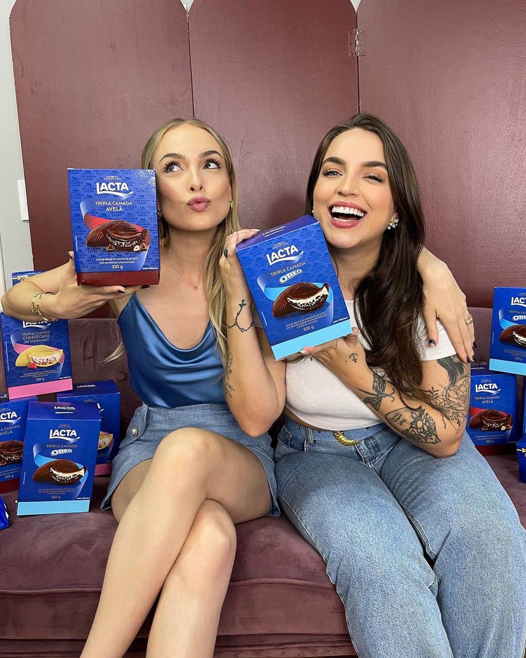 Bruna Unzuetaのインスタグラム：「Hoje a @lactaoficial fez parte do nosso episódio no Poddelas e fará nossa Páscoa ainda mais especial! Falamos sobre a importância desses momento em família para fortalecer ainda mais essas conexões. 🥰  No site lacta.com.br tem cupom de desconto PODDELASELACTA10 para vocês garantirem a Páscoa com Lacta! 💙  #PáscoaÉLacta #publicidade」