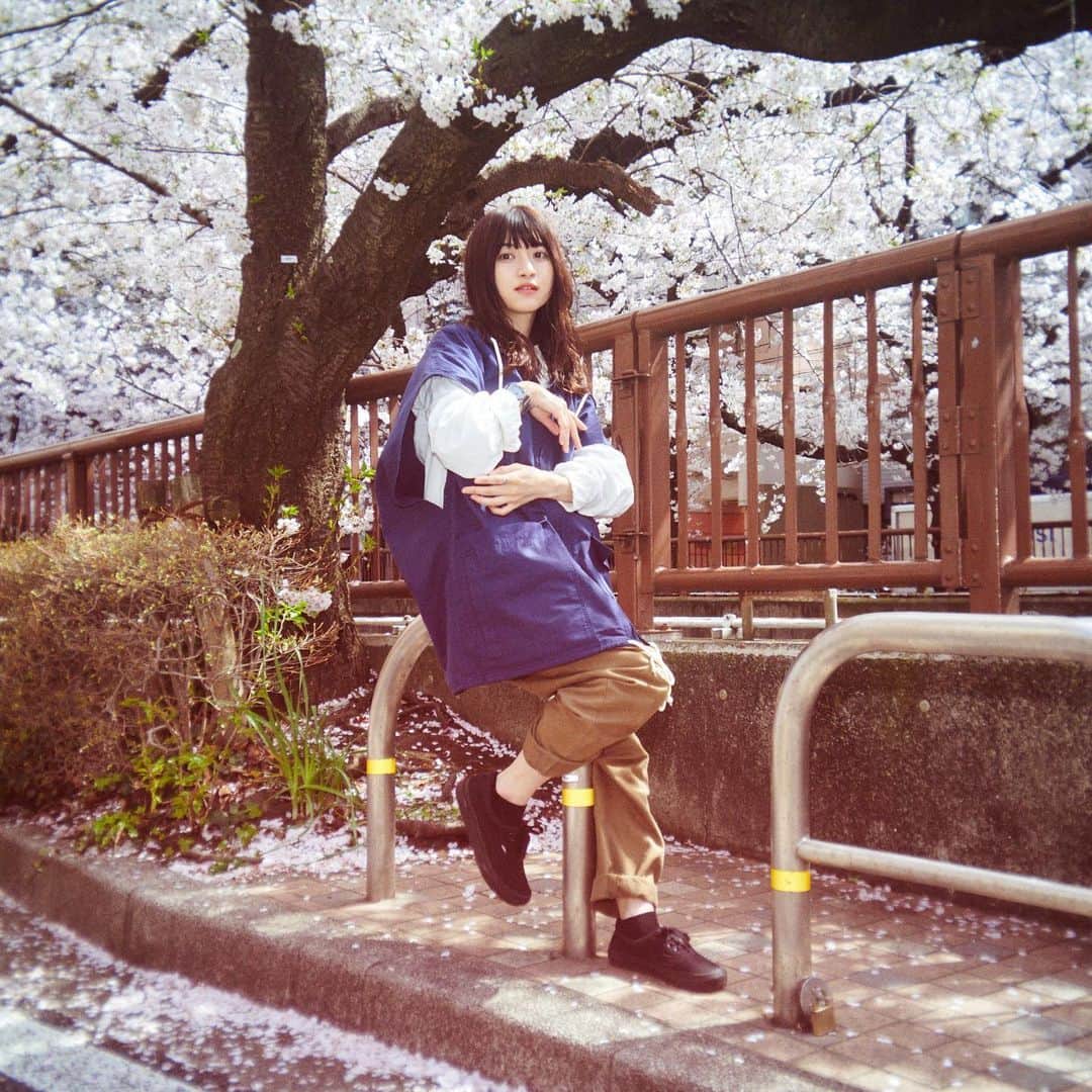 谷口萌衣子さんのインスタグラム写真 - (谷口萌衣子Instagram)「⌚️ @gshock_jp  モデルとして起用して頂きました。  時は金なりって感じな日々ですけども、なーんにもない時間も大好き🪂🪂スマホのロック画面じゃなくてマイ腕時計と一緒に生活するのもいいかもな  古着屋さんで買った青いのもかわいい🛹」4月14日 0時52分 - moeko_taniguchi