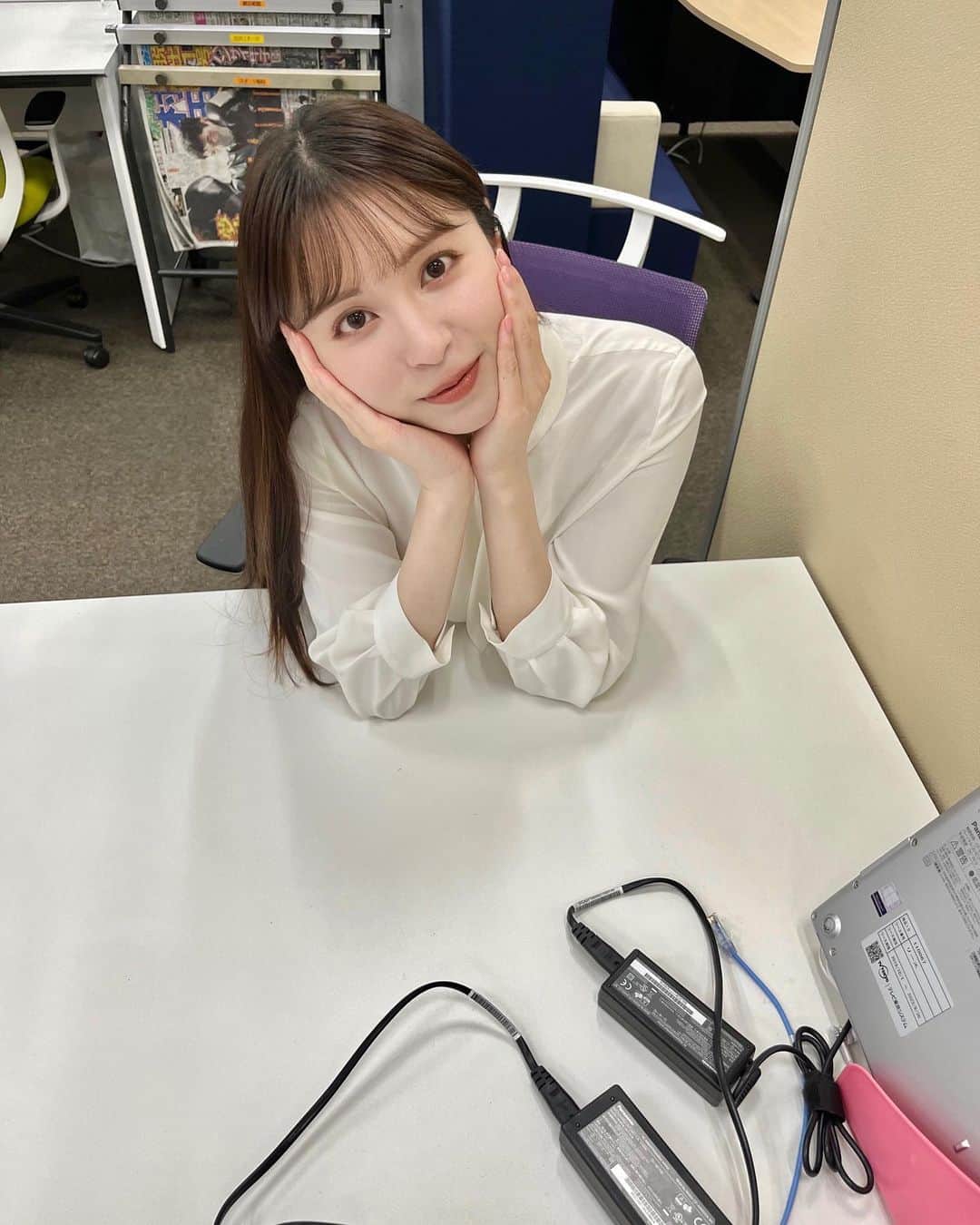 角谷暁子のインスタグラム：「帰り道に夏の匂いがしてうれしくなって、ちょっと遠回りして帰りました🎐 明日も #WBS 夜10時からご覧ください。」