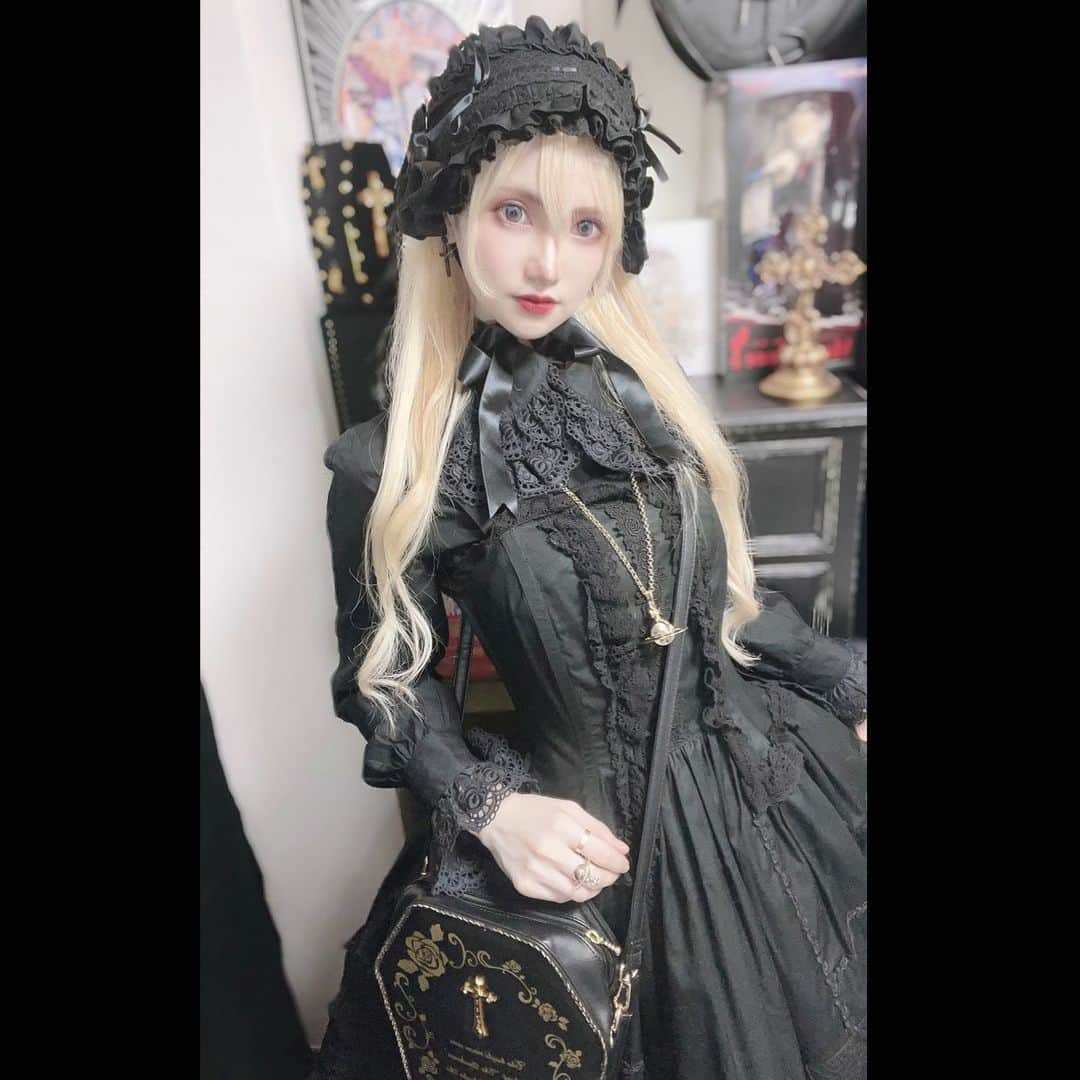 赤木クロのインスタグラム：「アリパイさんのミランダJSK🖤 、 、 、 、 、 、  #anime #animegirl #animejapan #animeworld #japan #japanesegirl #日本  #일본여자 #코스프레 #그라비아 #角色扮演遊戲　#lolita #lolitafashion #ロリィタ #ロリィタファッション　#aliceandthepirates」