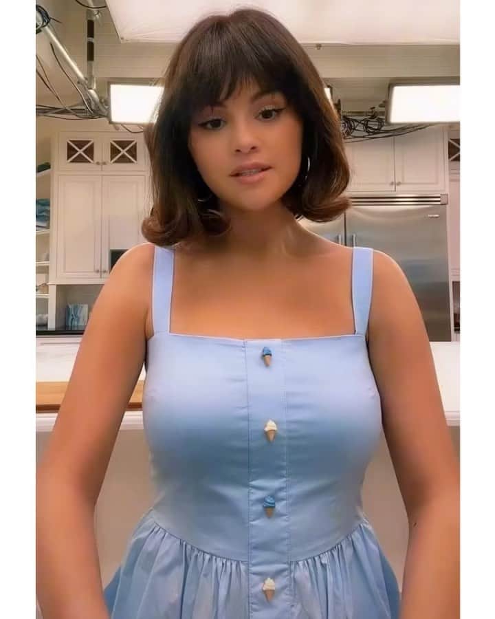 のインスタグラム：「Megababe #selenagomez in the @HVN Ice Cream button Laura dress🍦Styled by @kateyoung」