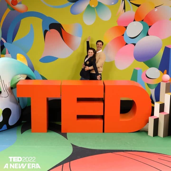 サーシャ・コーエンのインスタグラム：「Means so much to me to be back at my happy place, catching up with old friends @ted after two years of COVID. And of course, so excited to share this experience with Geoff for the first time! ♥️ 🤓」